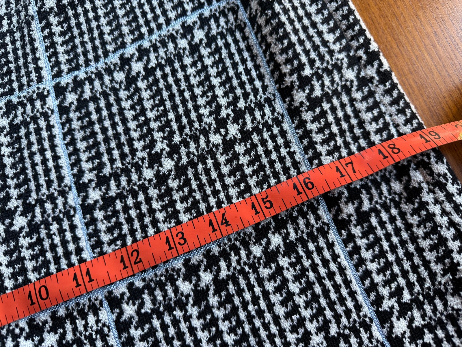 St. John Tweed Plaid in white black blue Sleeveless Sheath US Sz L Charity DS31