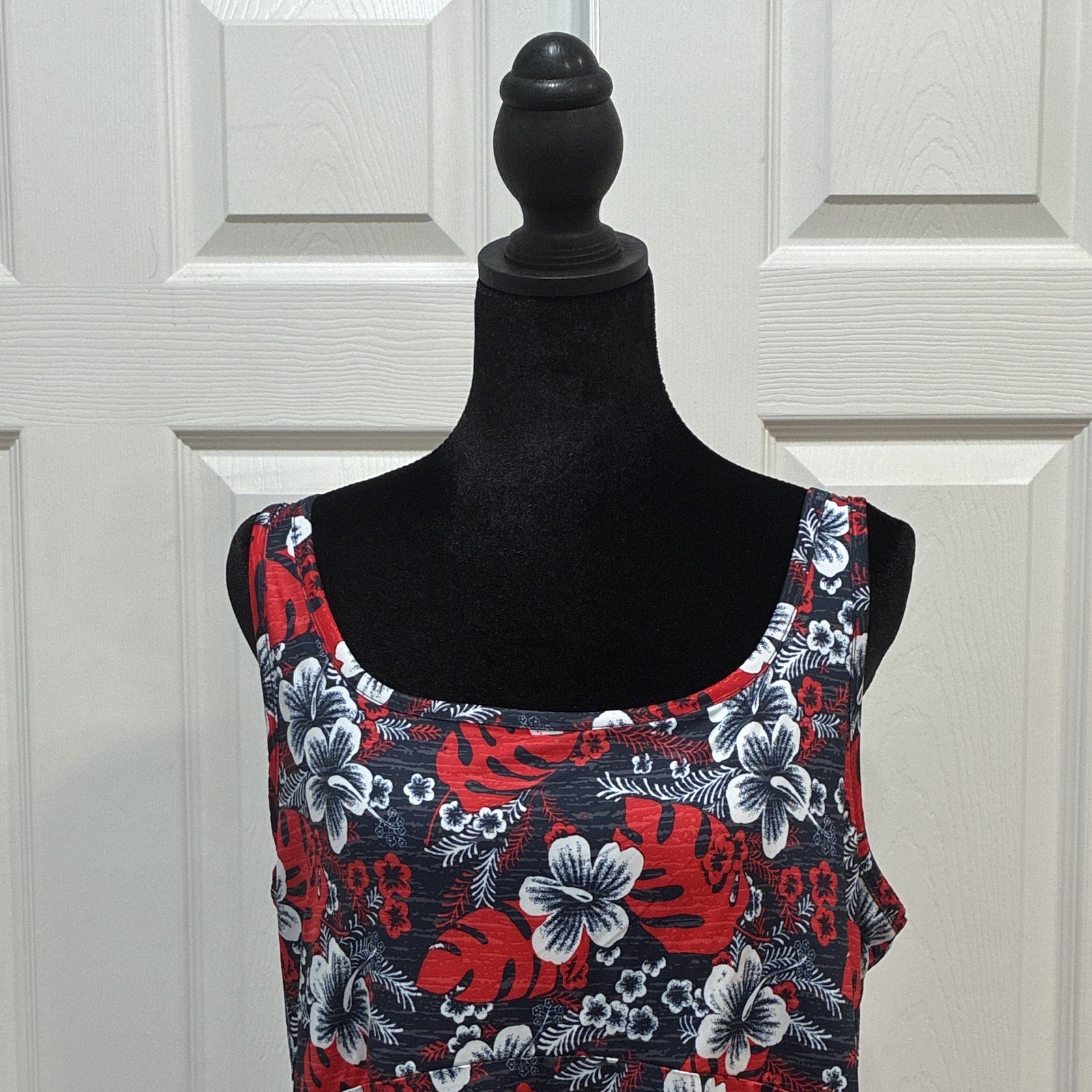 Colombia Shift Dress Sleeveless Scoop Neck Knee Length Floral Red Black White