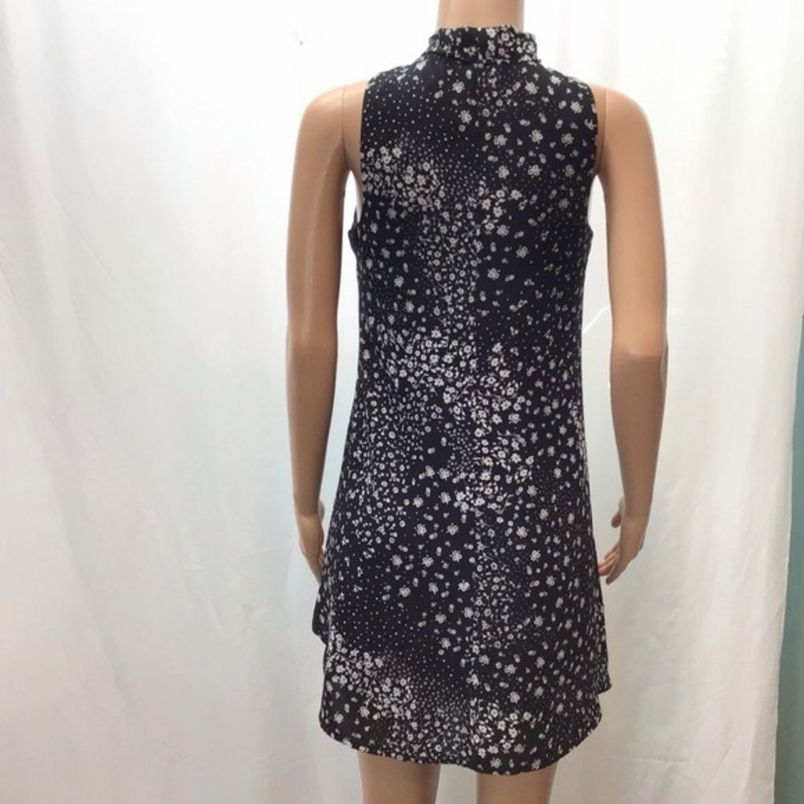 Decree Beautiful Floral Cocktail Ditsy Floral Mini Dress Tie Neck Front – Size S