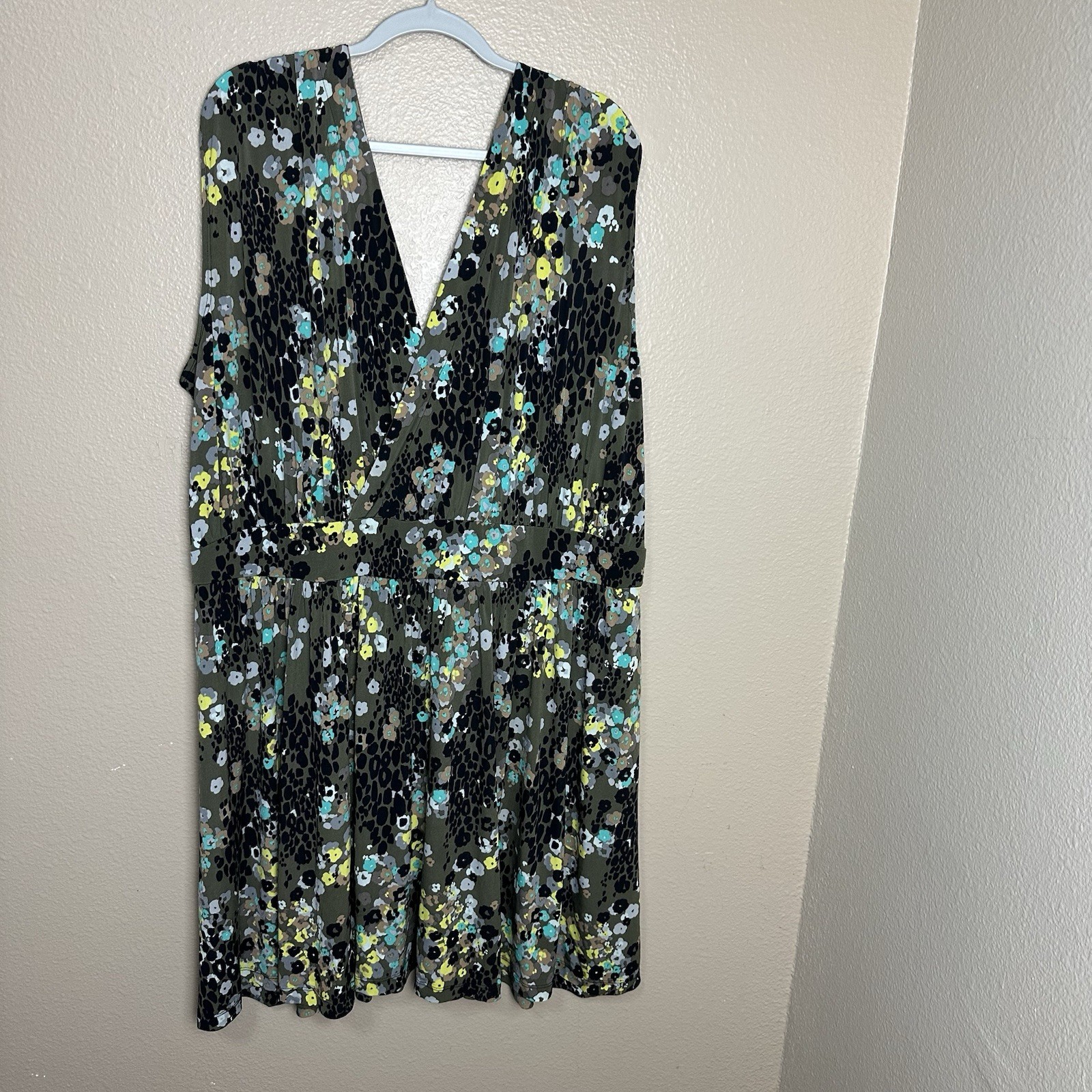 Beverly Drive Sleeveless Dress Womens Plus Size 26/28 Deep Plunge Floral Stretch