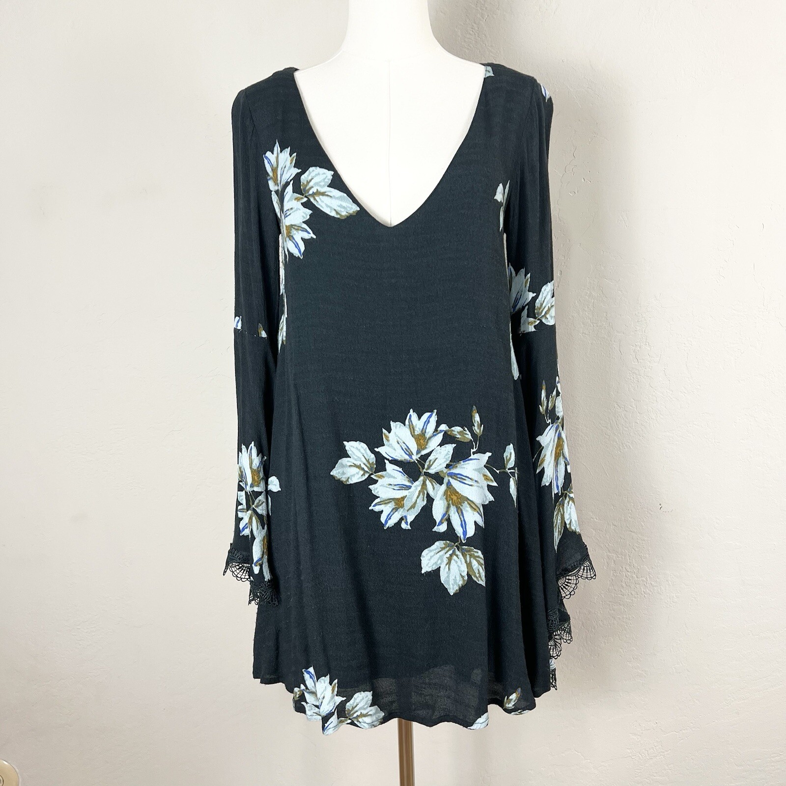 Free People Wanderer Mini Dress Gray Floral Cutout Long Bell Sleeve Lace Size XS