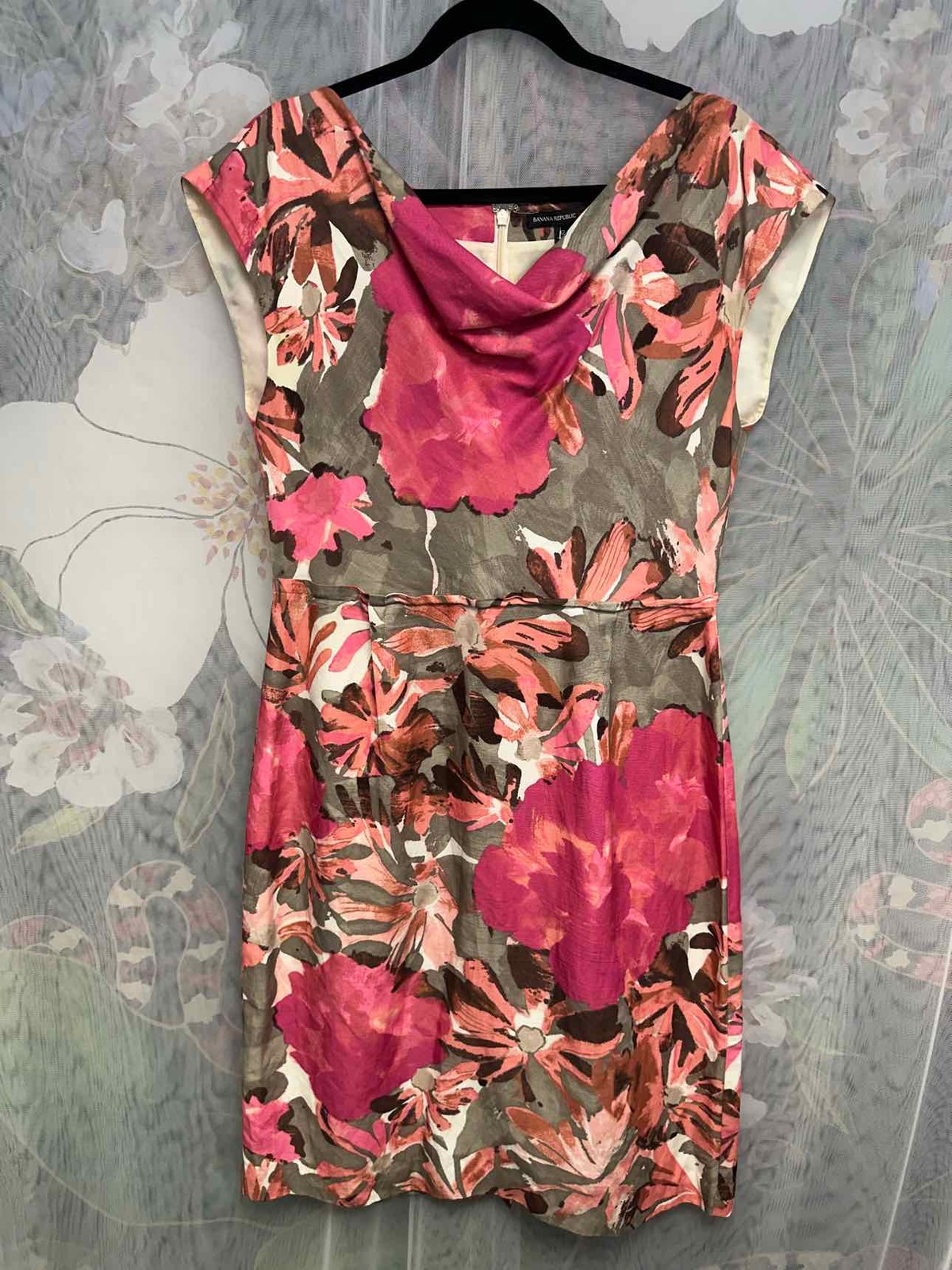 Banana Republic Mad Men Floral Short Sleeve Ruched Neckline Size 12 Pink Dress