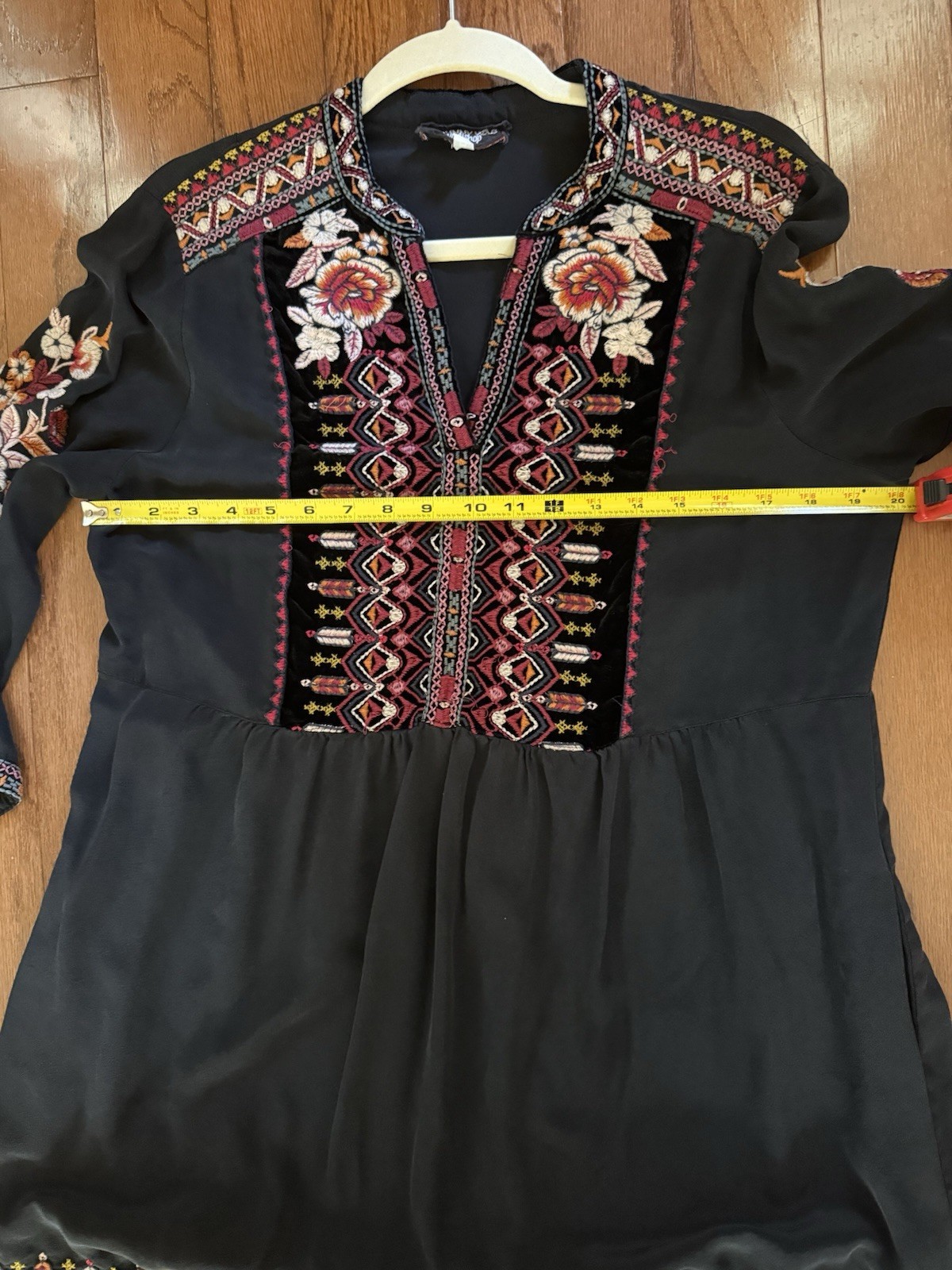 Johnny was Black Floral Embroidered V-Neck 3/4 Sleeve Knee Length Shift Dress M