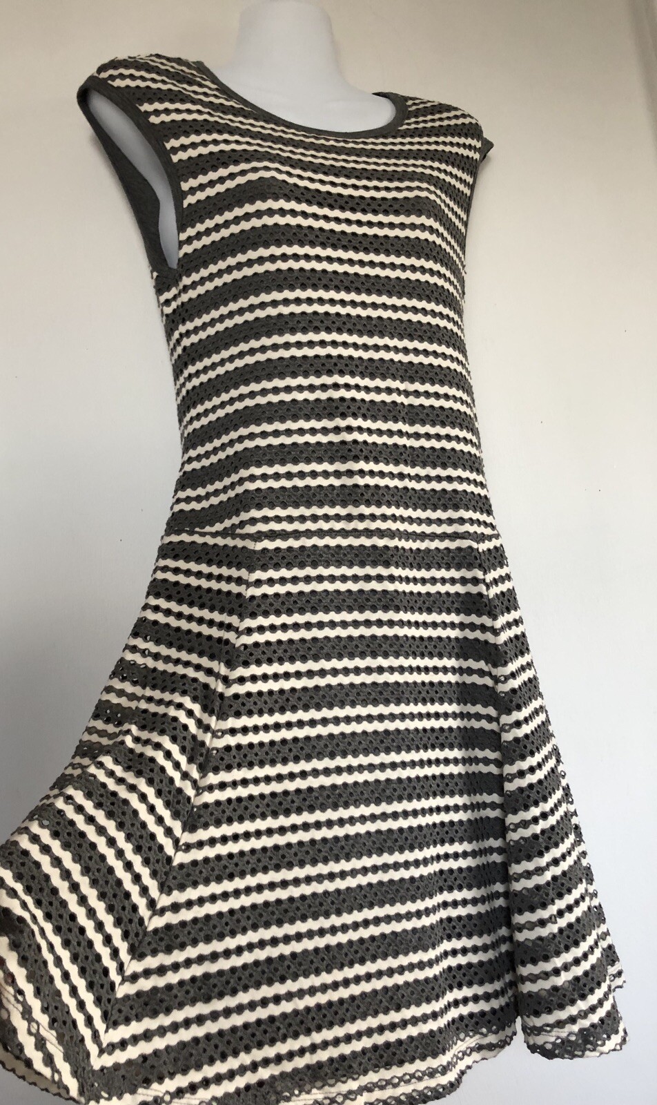 Eight Sixty Dress Lg Gray & Ivory Striped Eyelet Lined Skater Fit & Flair G24