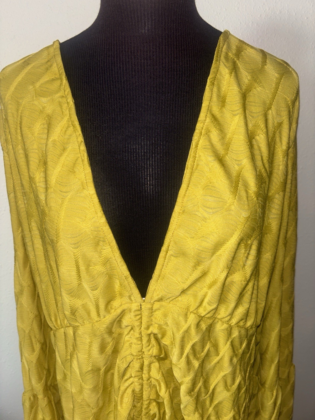 Pretty Little Thing Textured Plunge Front Ruched Bodycon Dress size 24 NWT
