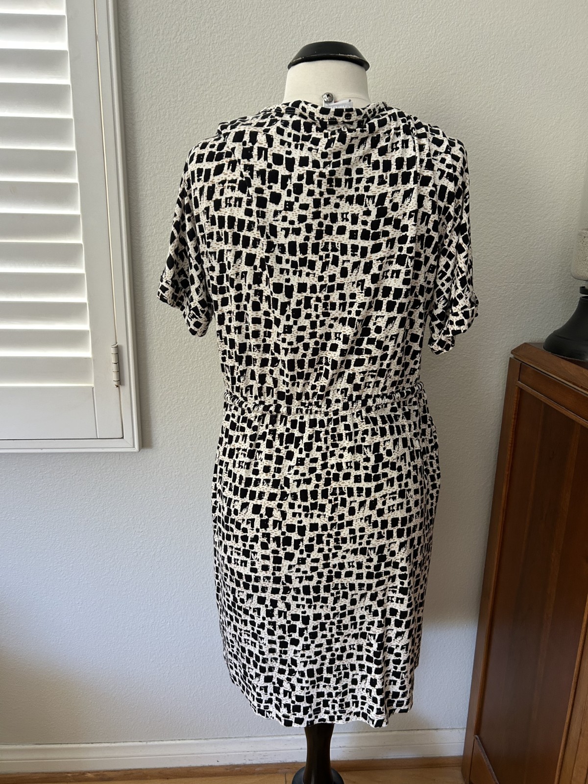 CHICO’S BLACK, WHITE, BEIGE GEOMETRIC DESIGN DRESS TIE WAIST SIZE 1 EUC