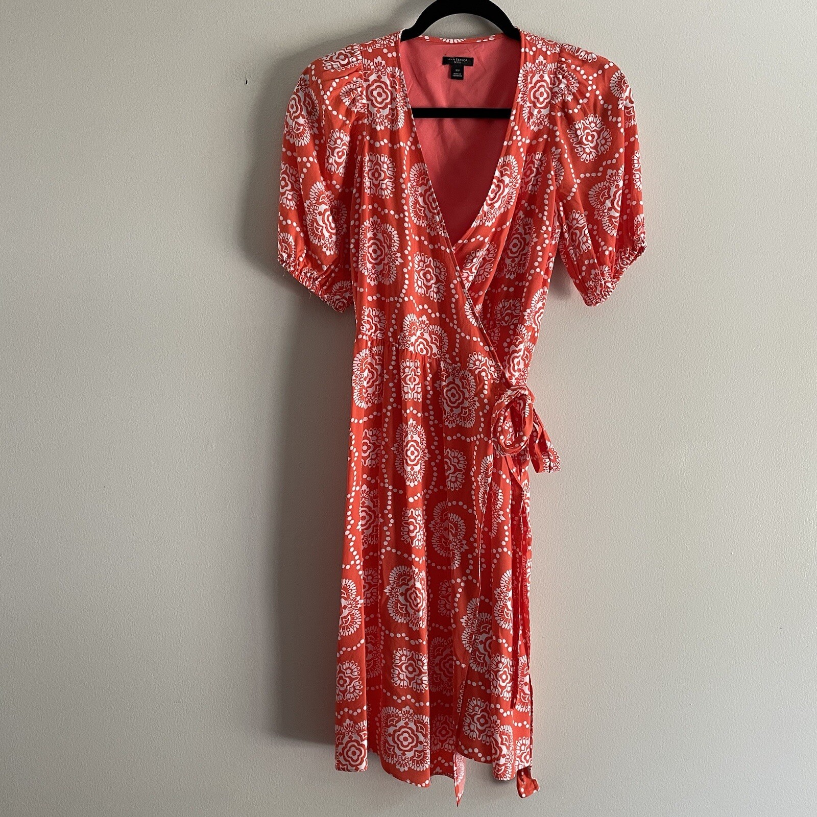 Ann Taylor Women XSP Coral Tile Print Puff Sleeve V-Neck Below Knee Wrap Dress