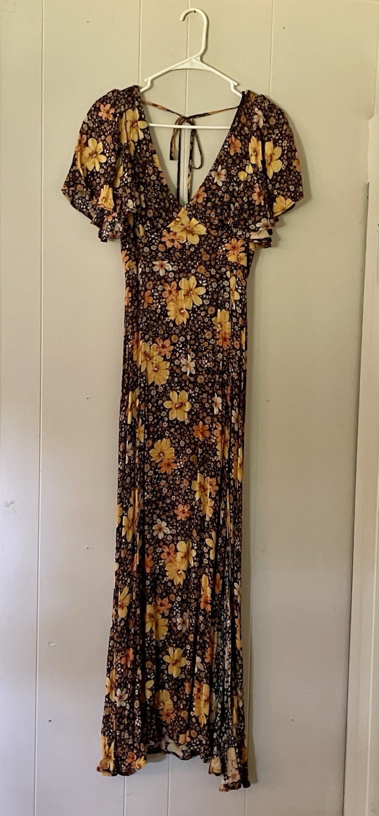 NWT Francesca’s Short Sleeve V Neck Floral Dress Size S