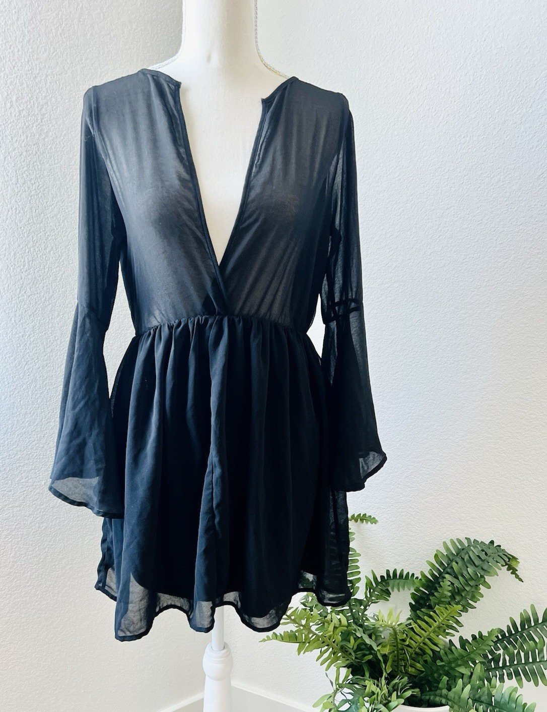 Women’s Black Sheer Chiffon V-Neck Bell Long Sleeve Ruffle Mini Dress L