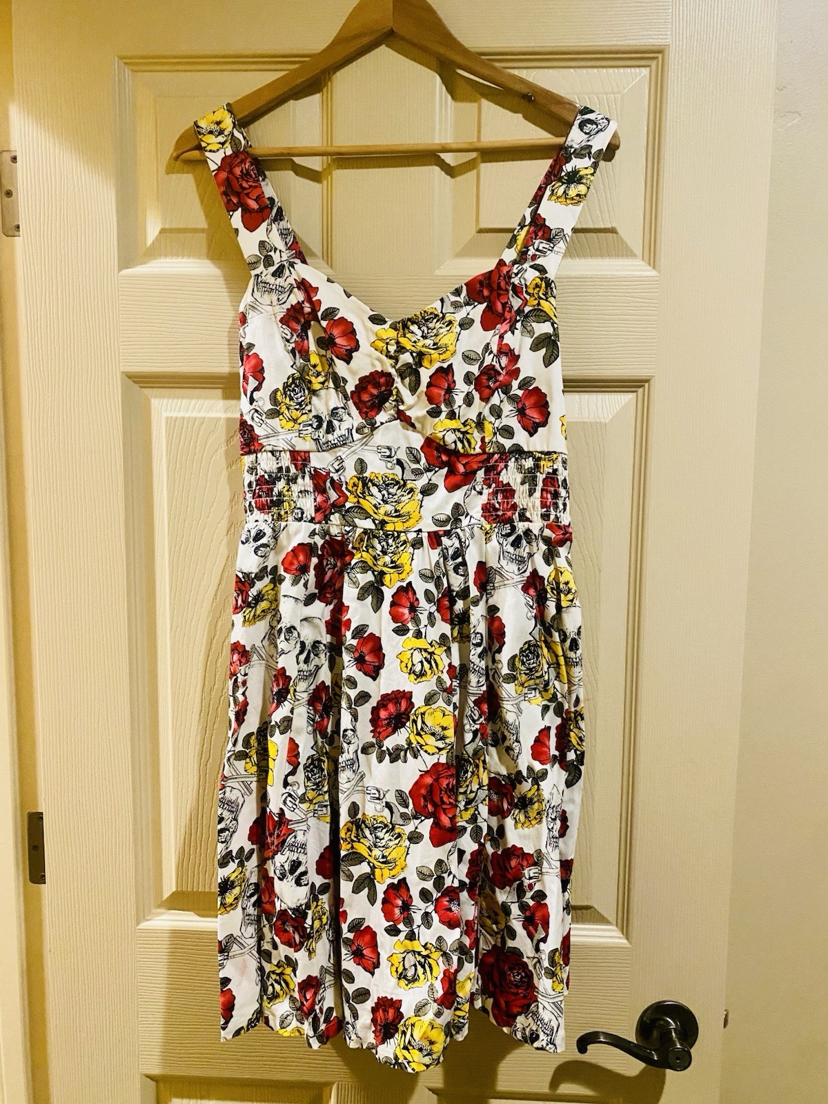 HOT TOPIC WHITE SKULLS ROSES PISTOLS ROCKABILLY PINUP FIT & FLARE DRESS SIZE XL