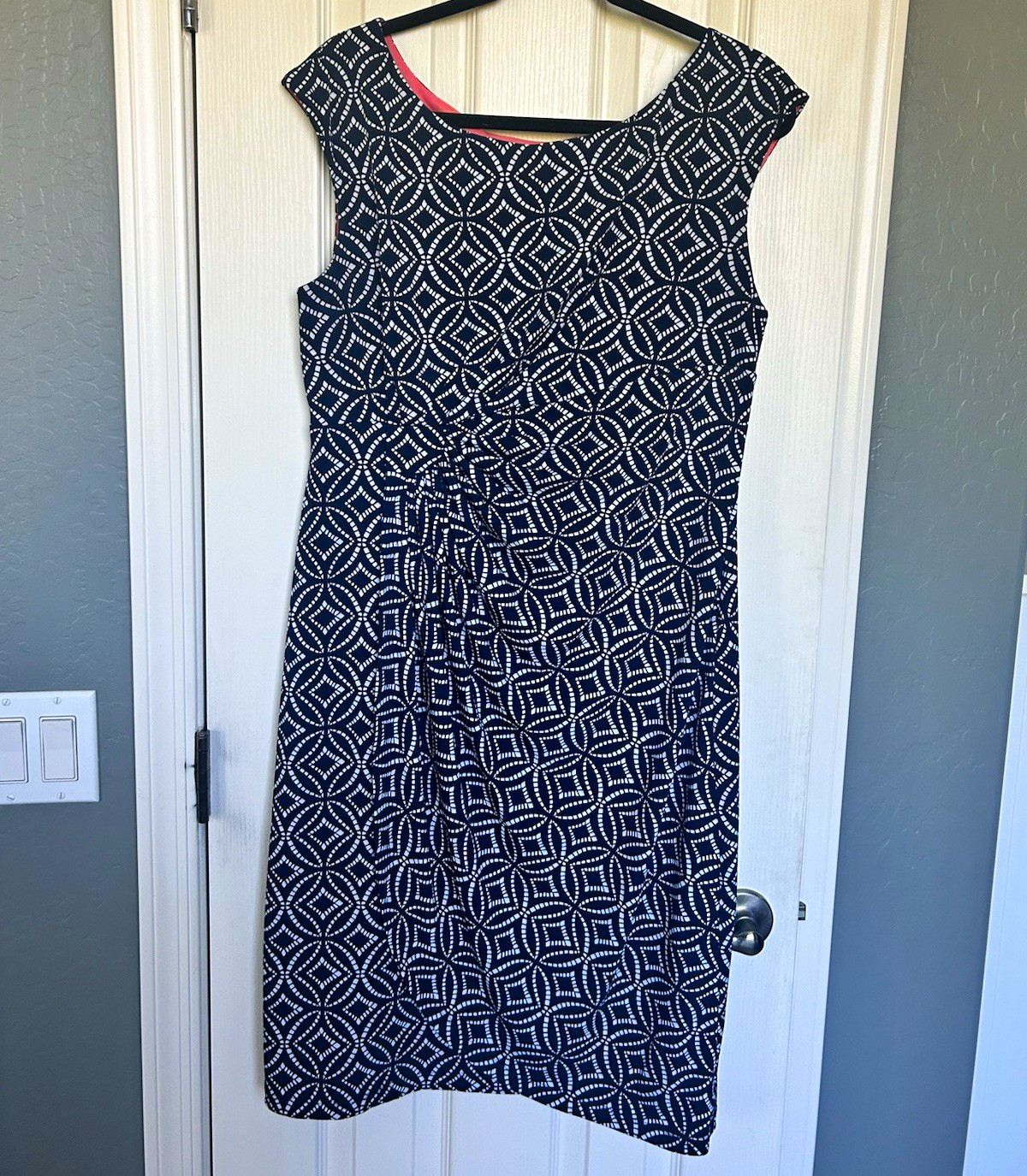 XL Women’s Navy & Cream dress, covers shoulders and gathered at waist. Great fit