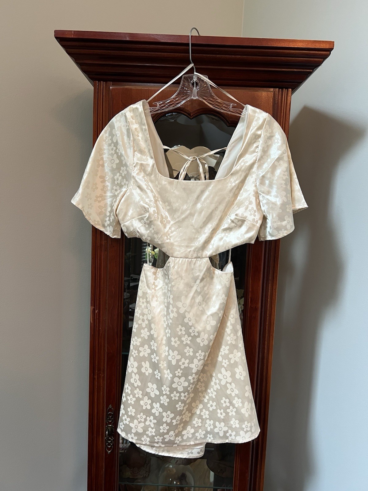 Le Lis Collection Women’s “The Marilyn Cut Out” Dress – Size Small – NWT