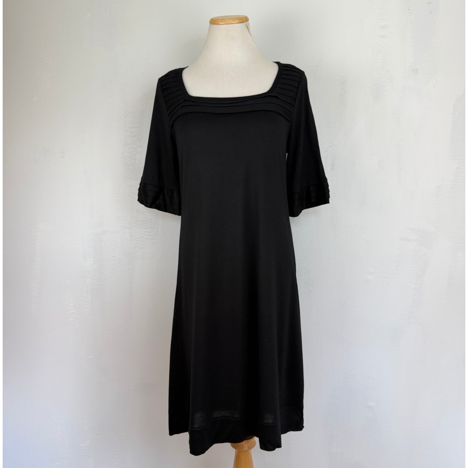 Banana Republic Dress Size Medium Black Fine Knit Rayon/Lyocell Pleated