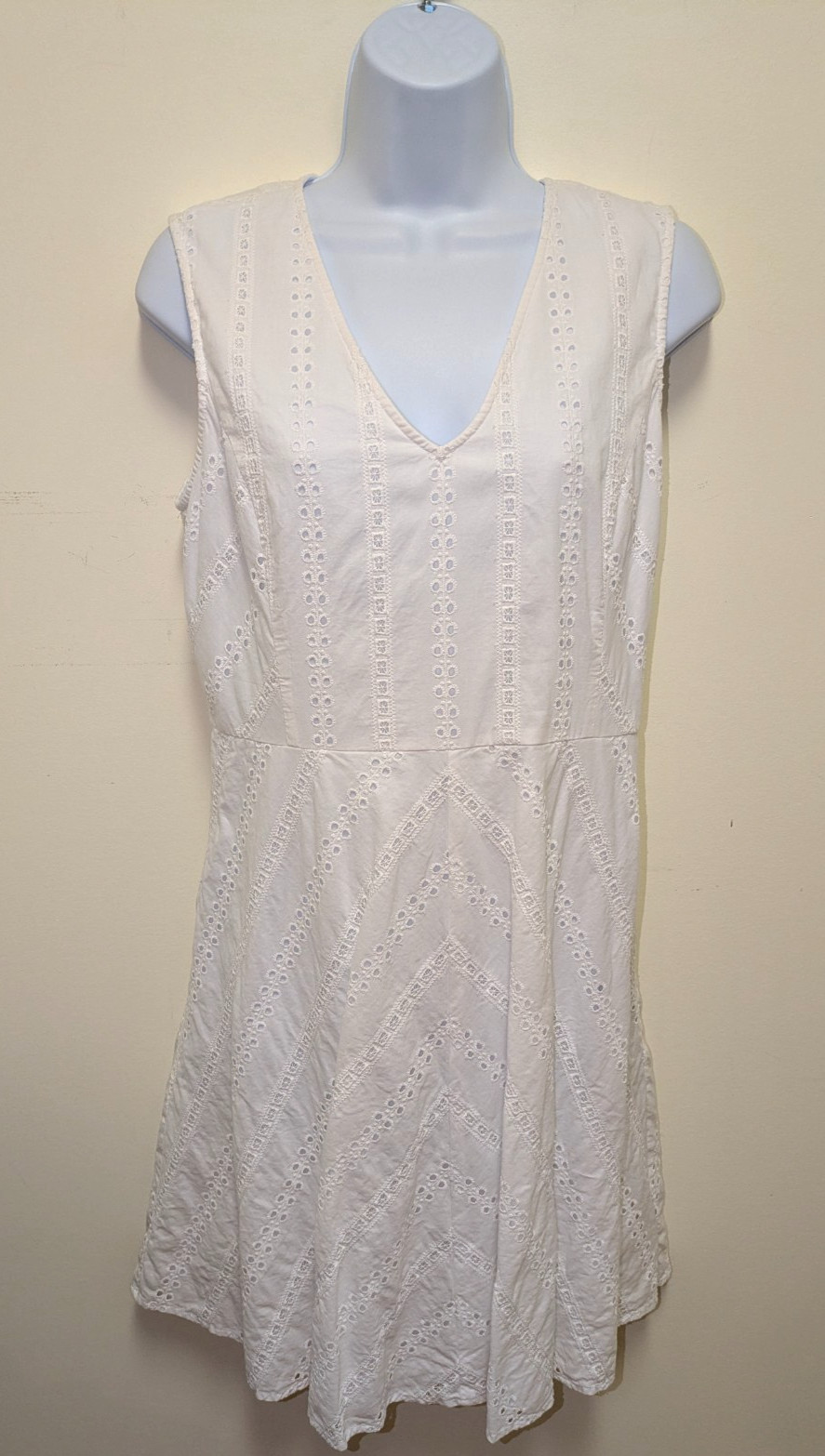 Draper James Eyelet V Net Dress Size 6 Sleeveless Lined Cotton