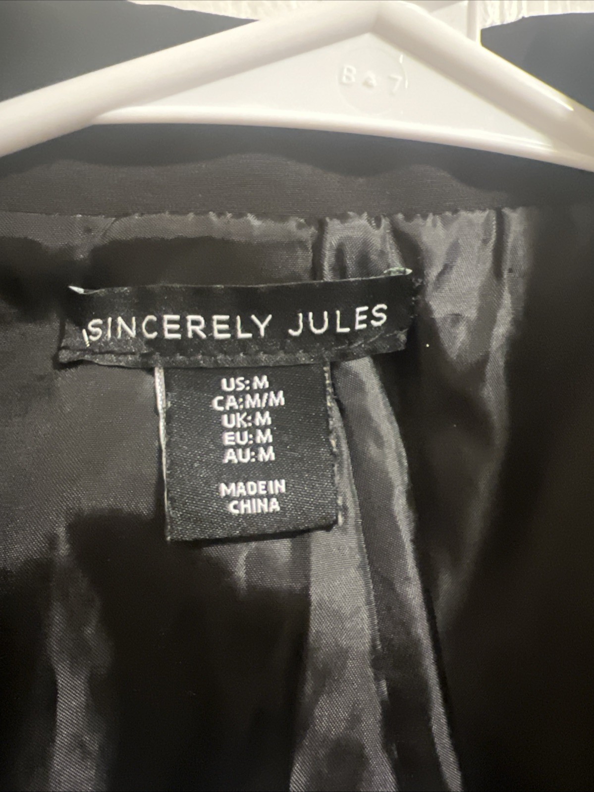 Classic and elegant in black, very beautiful to wear, for casual or formal