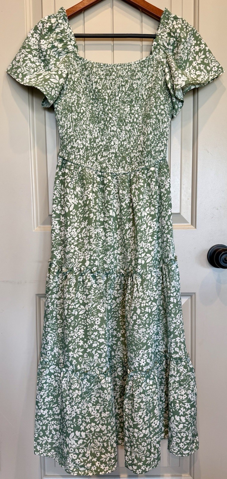 Pat Pat Women’s Elegant Broken Flower Smocked Midi Dress Green/White XS NWT