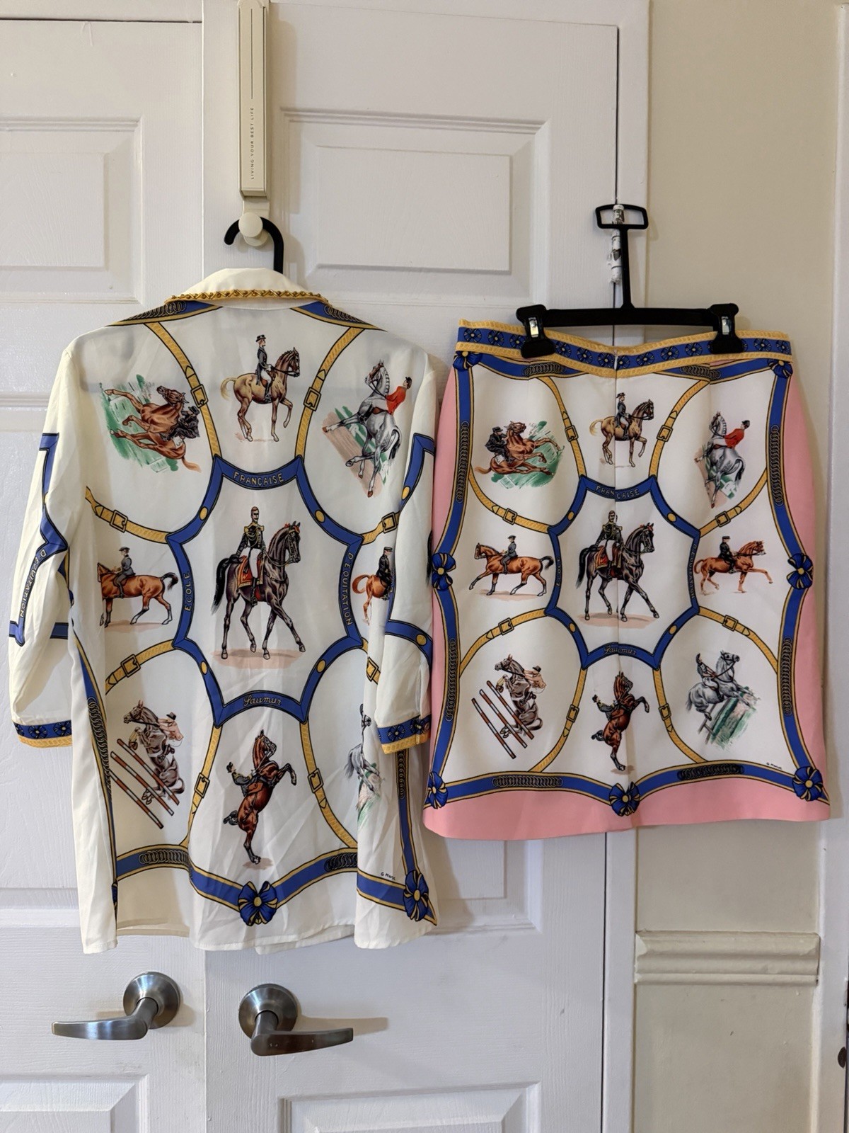 Set Equestrian Print Blouse & Scarf Set – Ivory with Blue, Gold, Pink