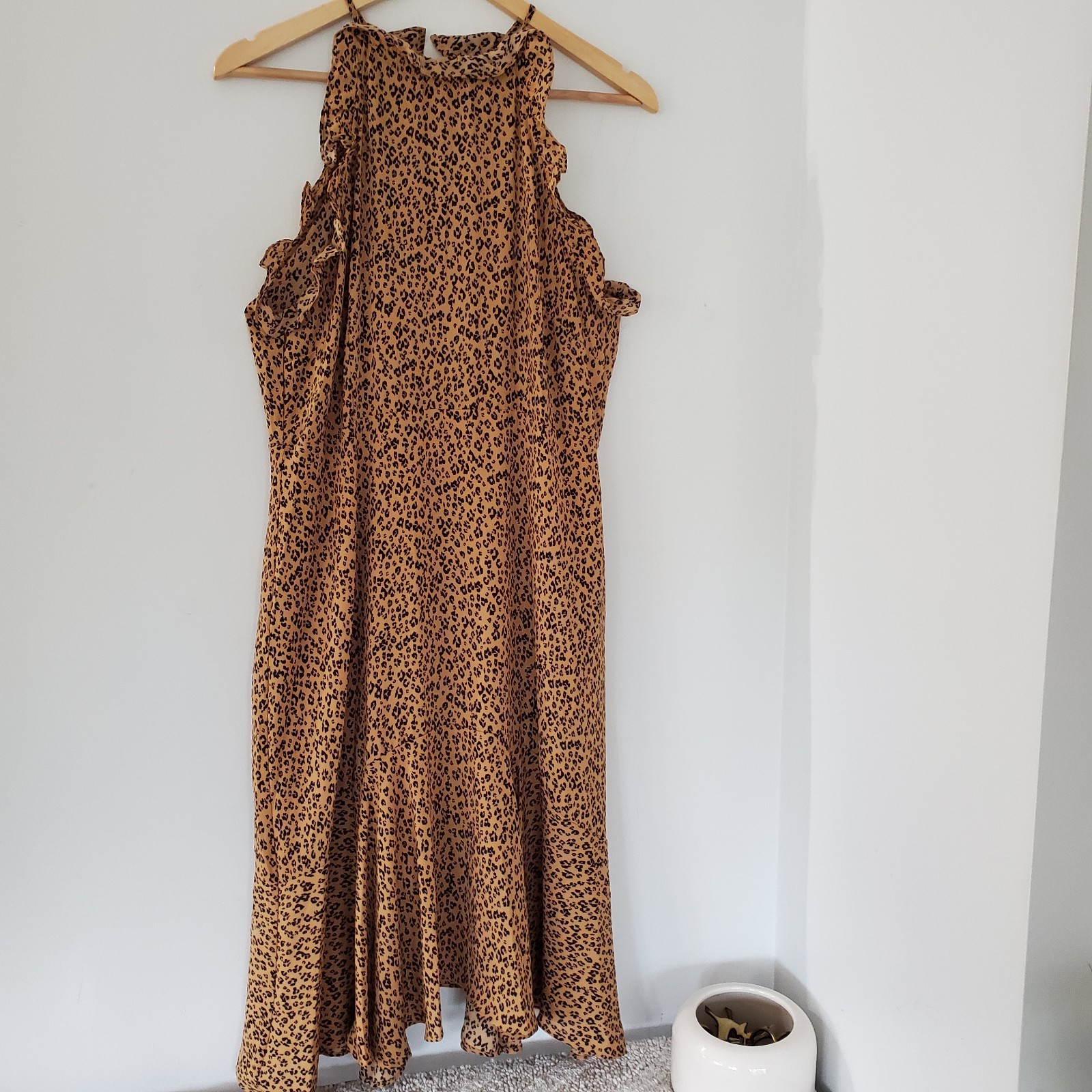 WHO WHAT WEAR M Leopard Ruffle Halter Midi Dress Sleeveless Zip Flowy Light EUC