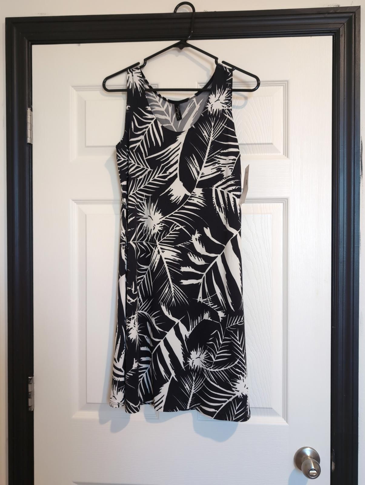 Small NWT black and white tropical dress