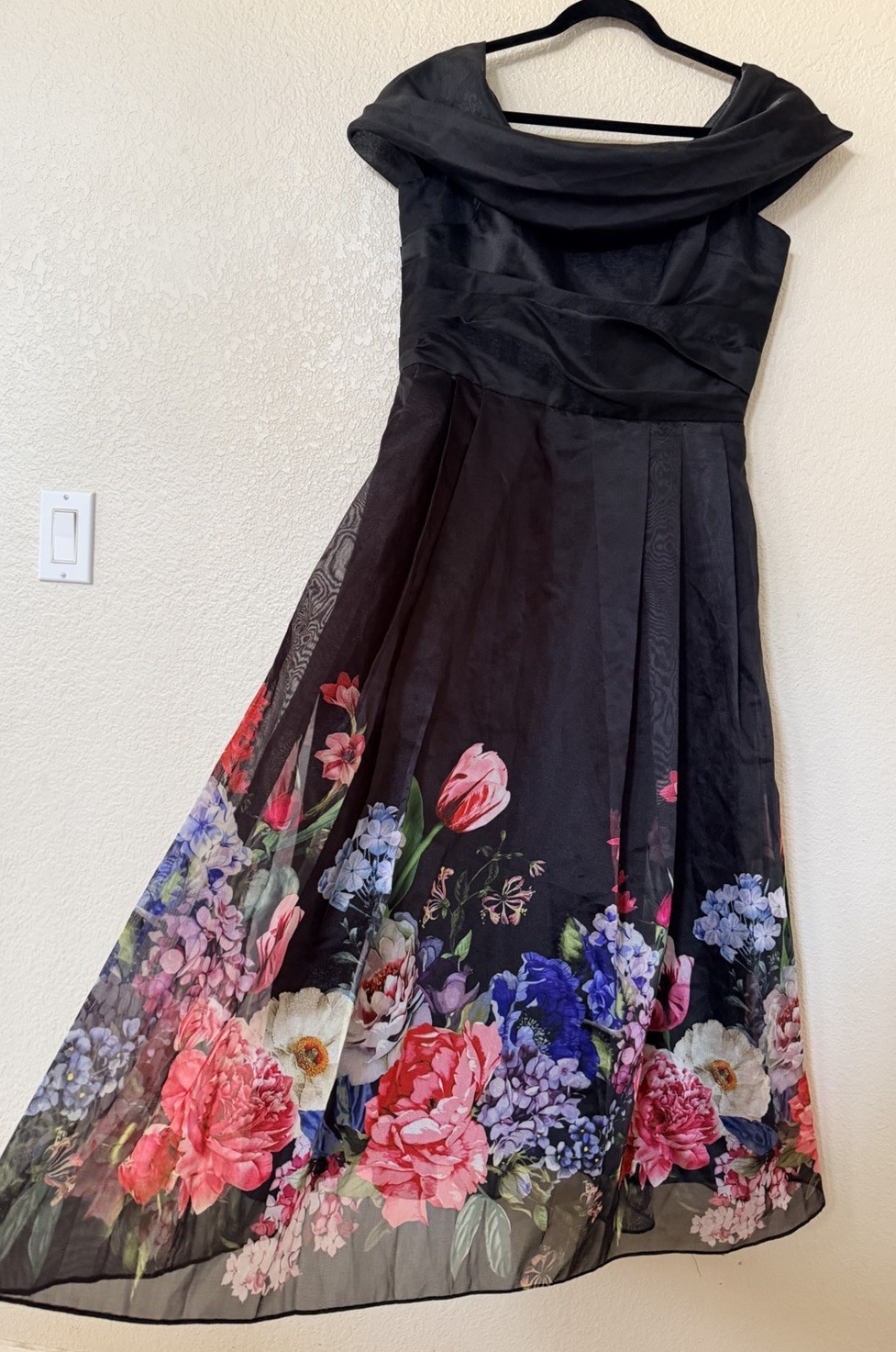 New Betsy & Adam Placed Floral Off the Shoulder Gown In Black/Red Size 4 $279
