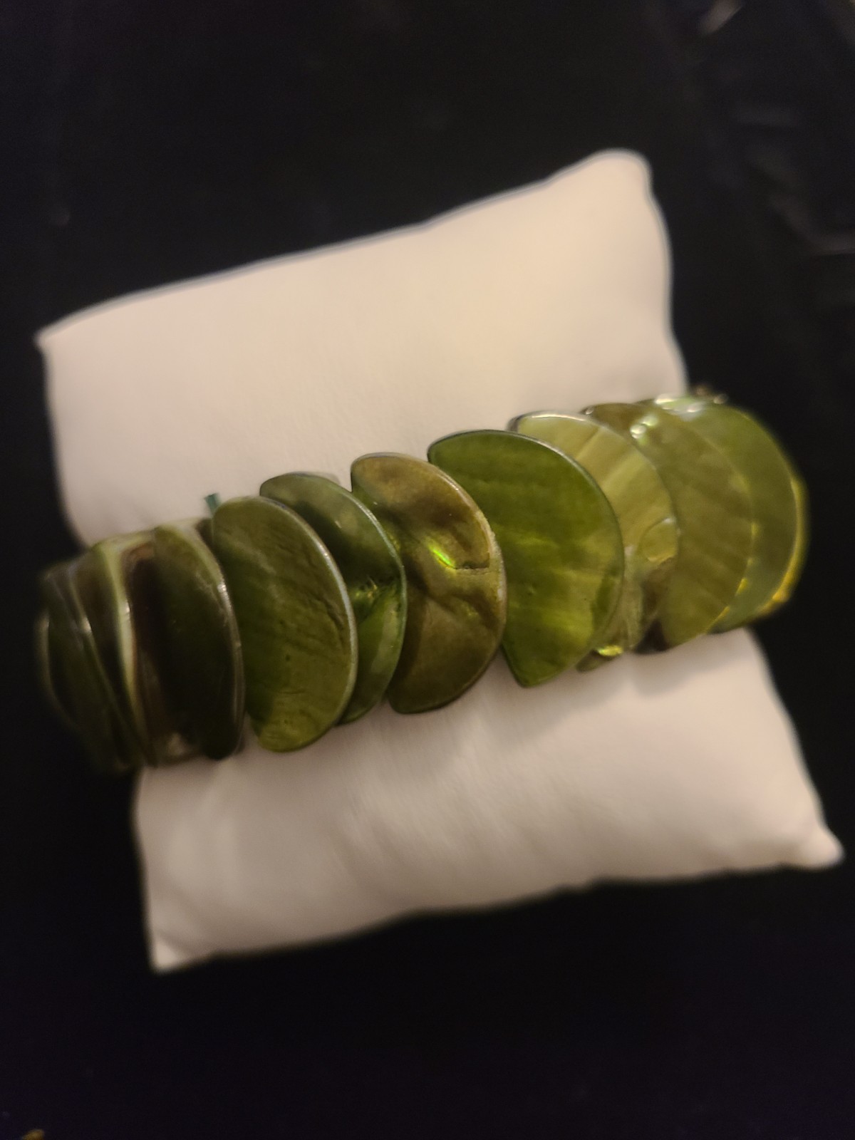 NWOT SEA SHELLS GREEN STRETCH BRACELET