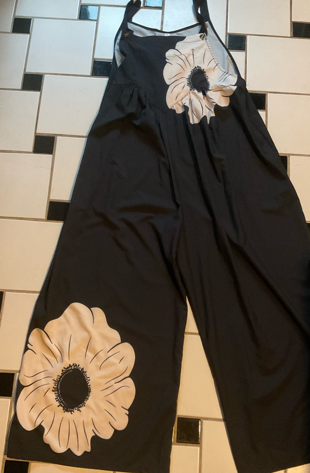 Women Black White Flower Jumper. NWOT