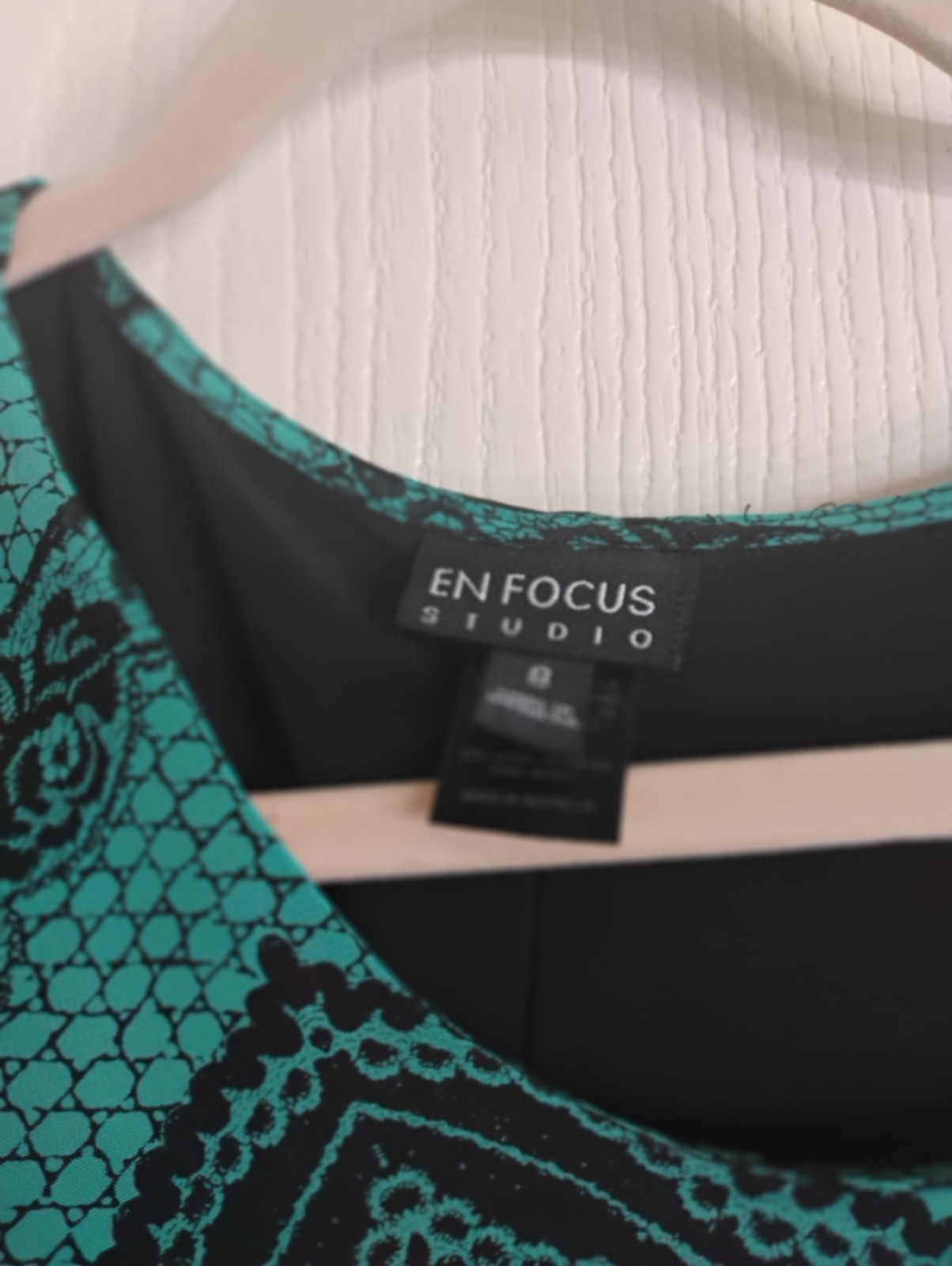 En Focus Studio Black Green Chevron Sheath Dress Sheer Layered Scoop Neck 8