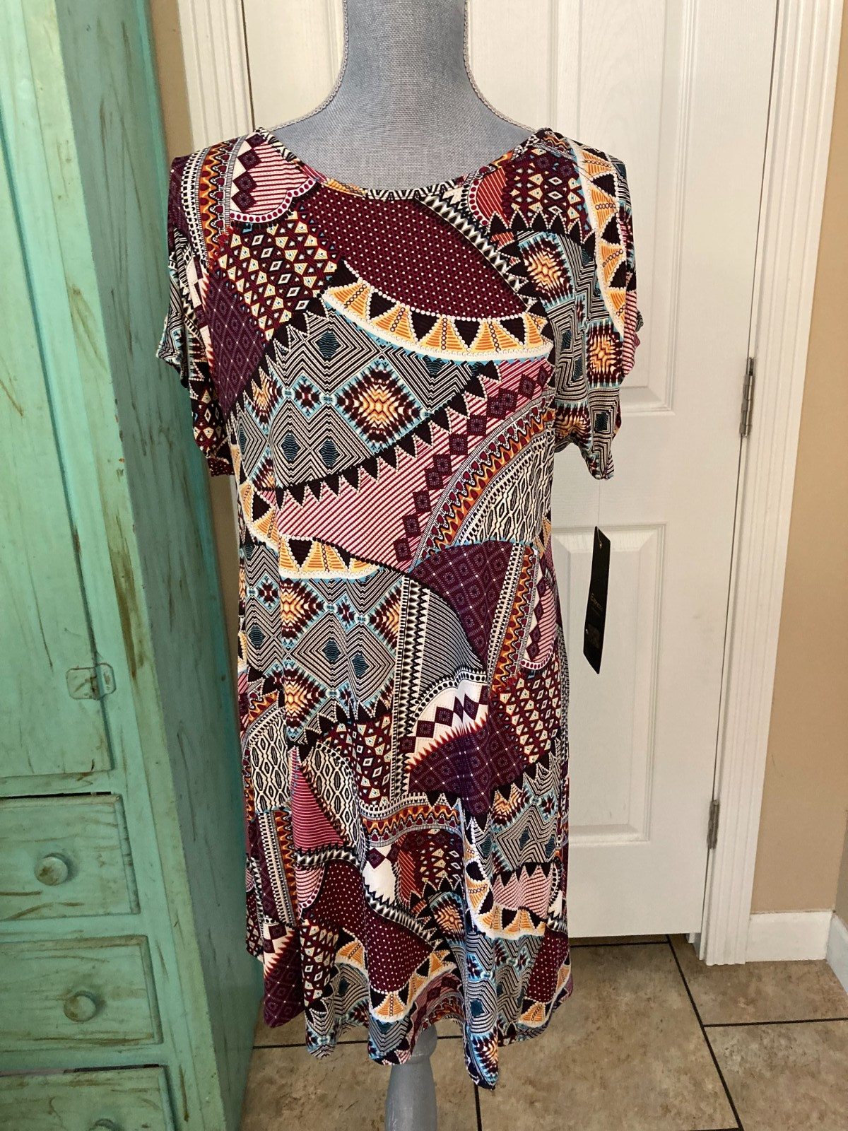 ESPRESSO, NWT, STRETCHY, COLD SHOULDER SLEEVE, SHIFT TYPE DRESS, MEDIUM