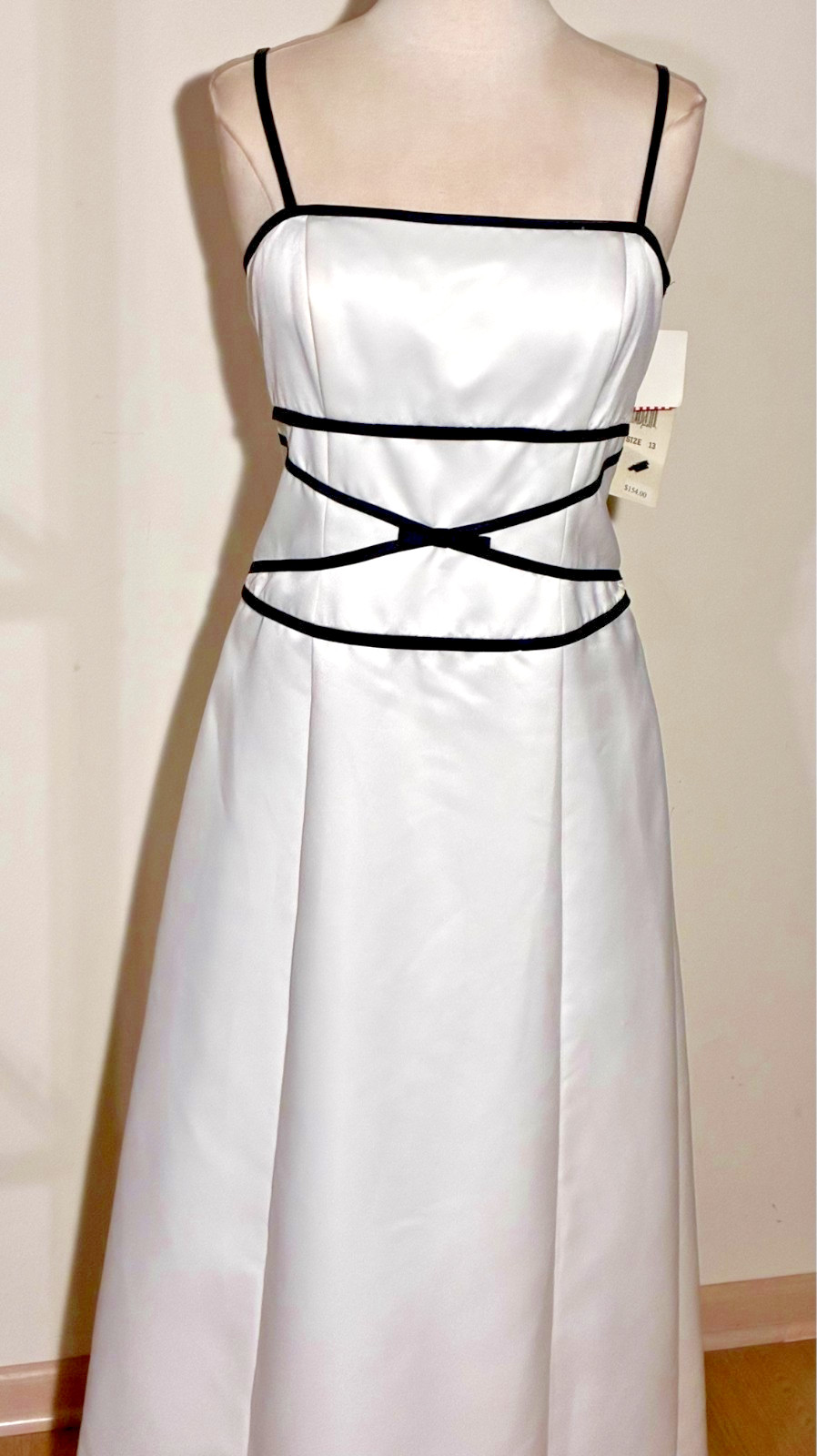 NWT-Blondie Nites Classic 90’s Bridesmaid Gown (Ivory/Black)-Jr Sz 13-MSRP $154