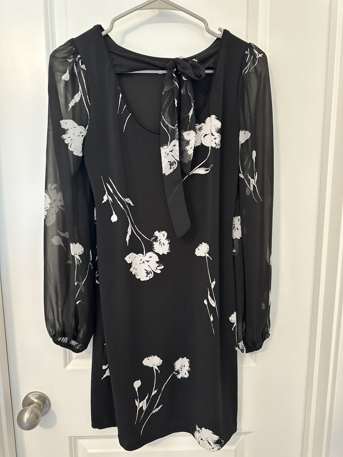 WHITE HOUSE BLACK MARKET Floral Chiffon Tie Back Shift Dress Black White XSP
