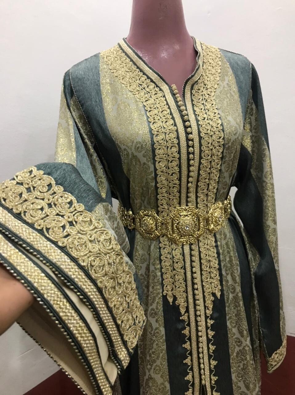 Takchita marocainne traditionnelle élegante constituée de deux pièces