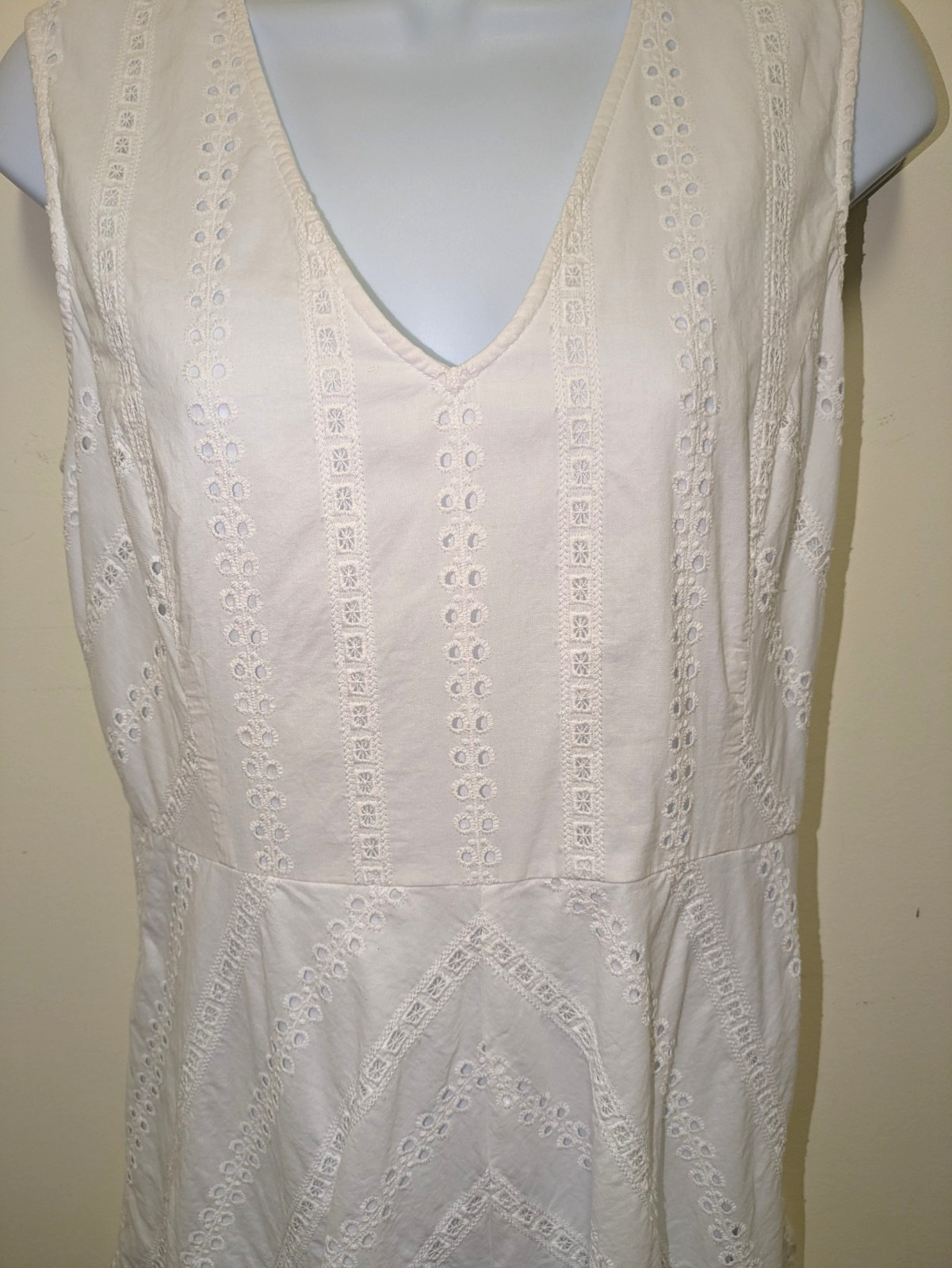 Draper James Eyelet V Net Dress Size 6 Sleeveless Lined Cotton