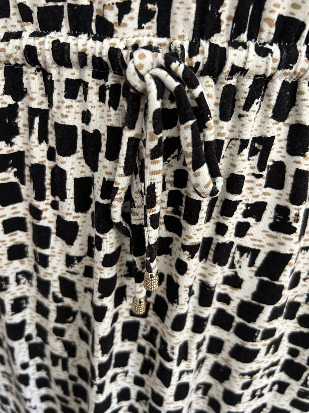 CHICO’S BLACK, WHITE, BEIGE GEOMETRIC DESIGN DRESS TIE WAIST SIZE 1 EUC