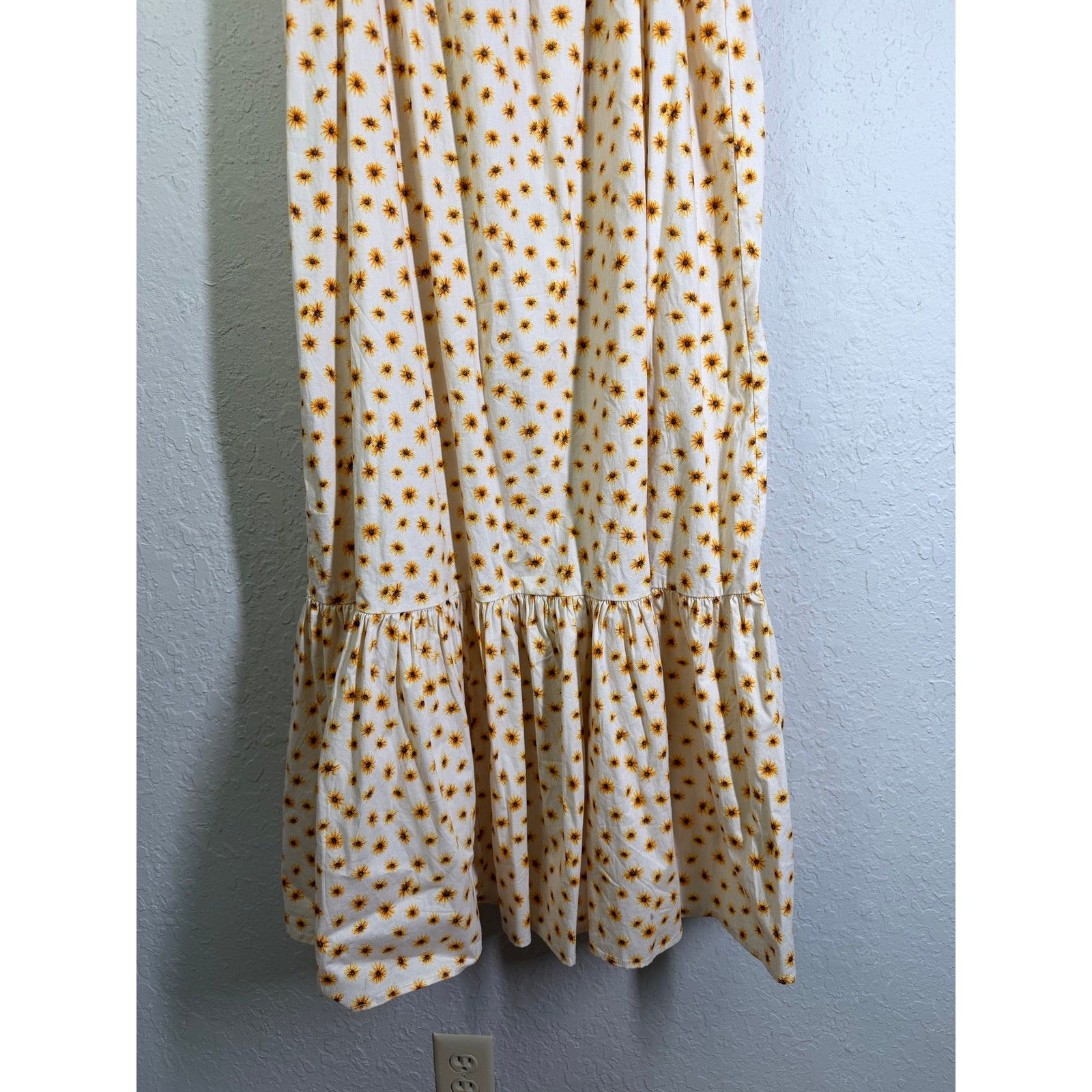 WEWOREWHAT Revolve Dress Medium Ditsy Daisies Midi Shift Smocked Square Neckline