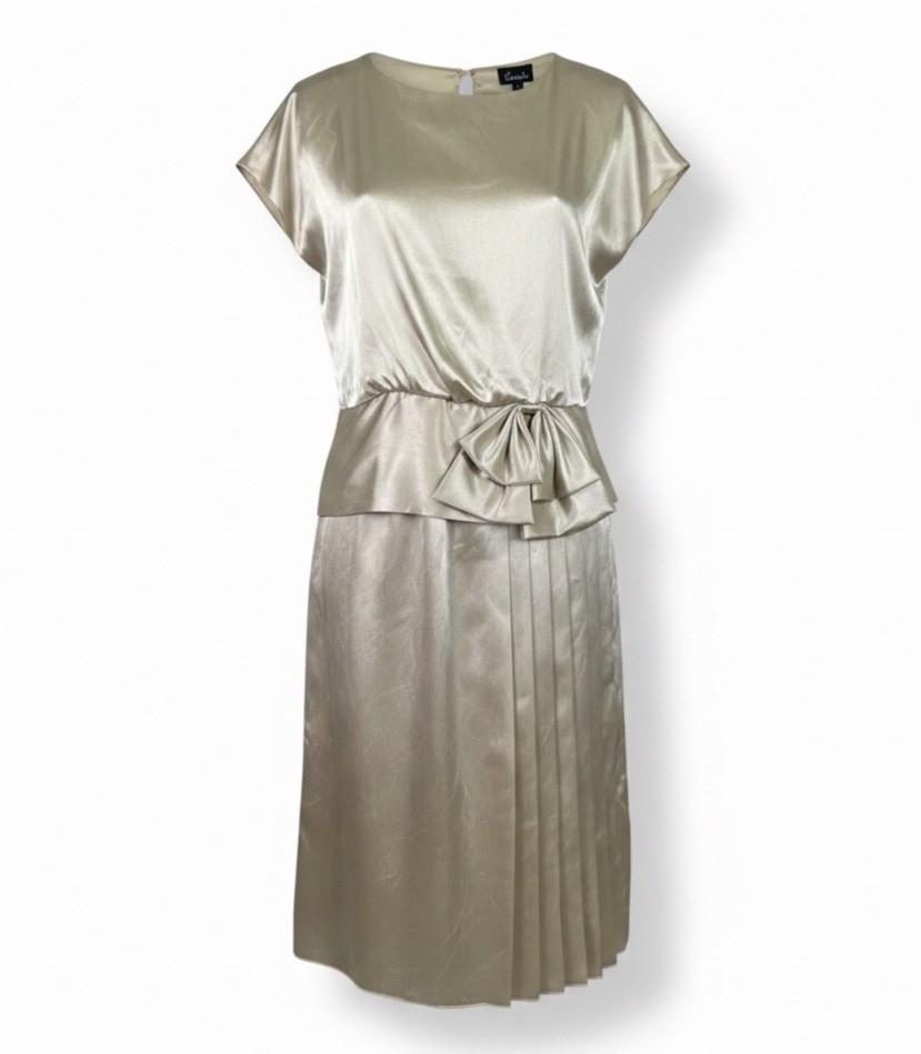 Jamie Womens Champagne Satin Pleated Dress With Bow Detail & Cap Sleeves Size M