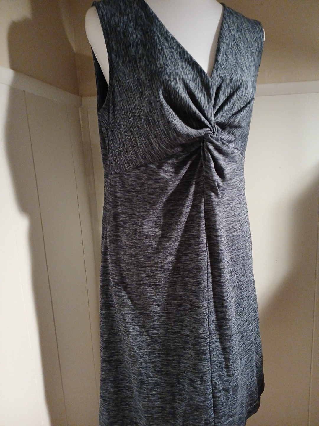 Eddie Bauer Women’s Sleeveless V-Neck Dress, Gray Stretch Travex Freedry Size PM