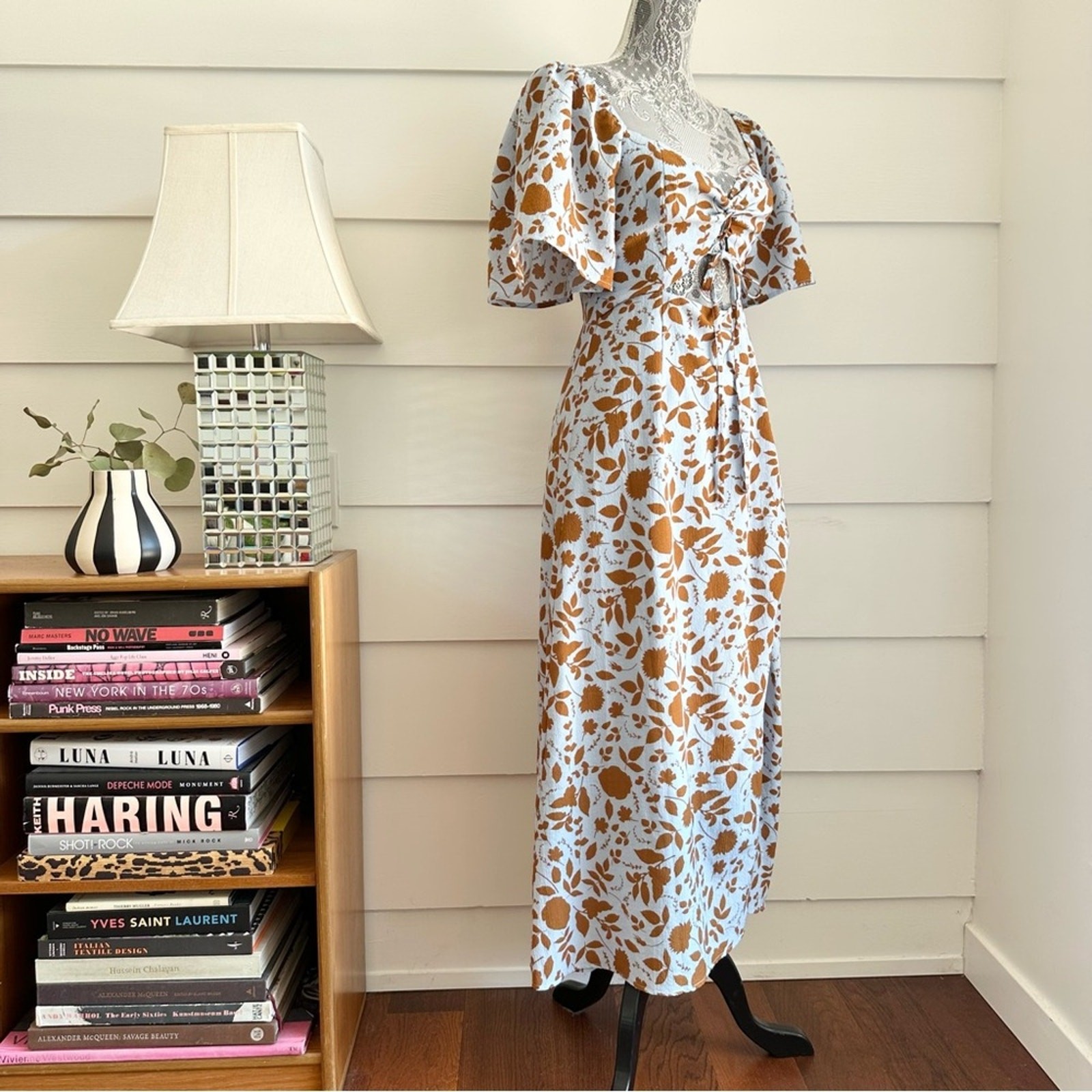 ASTR LACE UP FLUTTER SLEEVE CUT OUT MIDI DRESS BLUE BROWN FLORAL size S