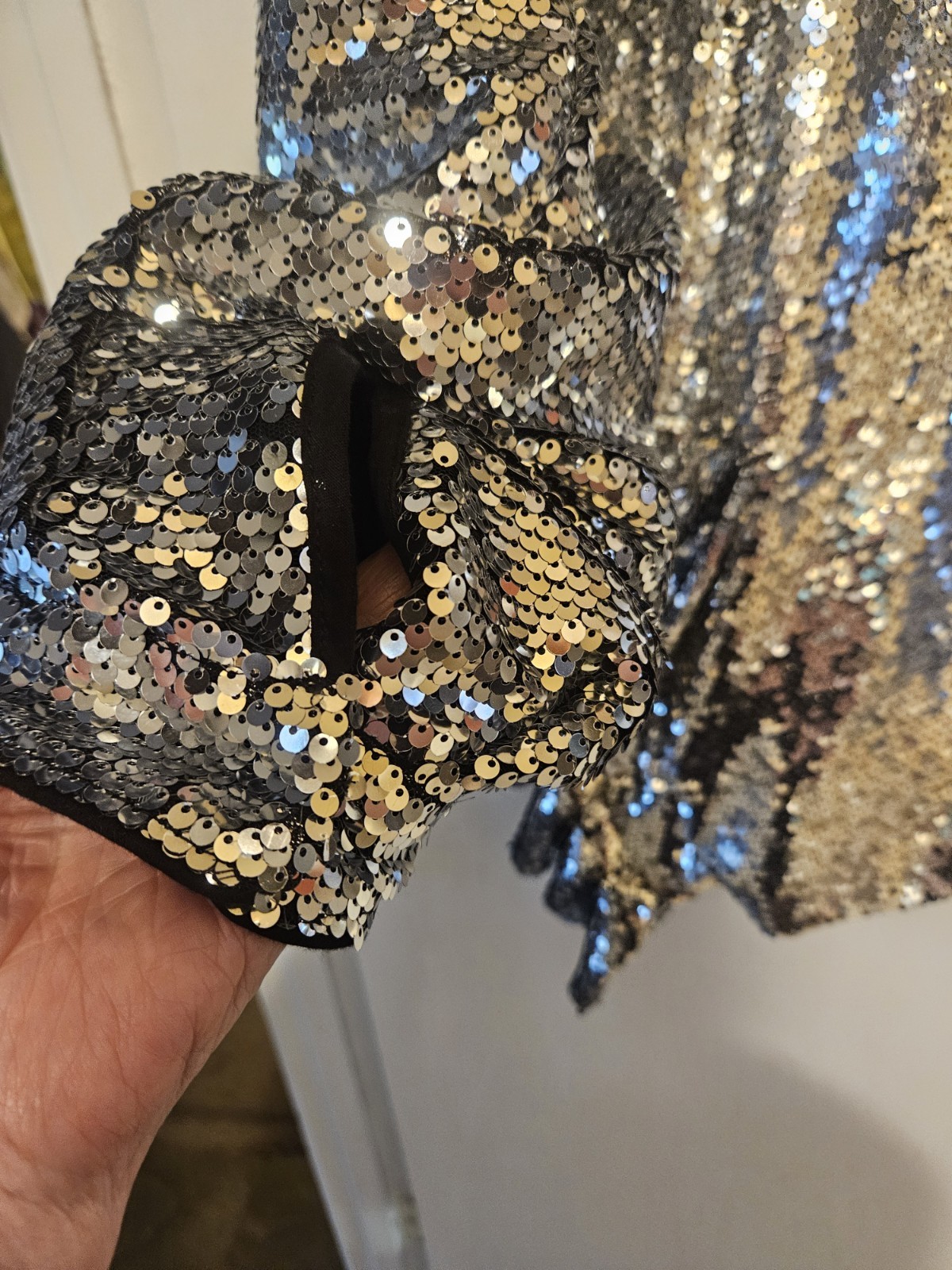 SEQUIN TOP OR DRESS SIZE LARGE ORIGINALLY 130.00 LONG SLEEVES NEW SILVER LINED