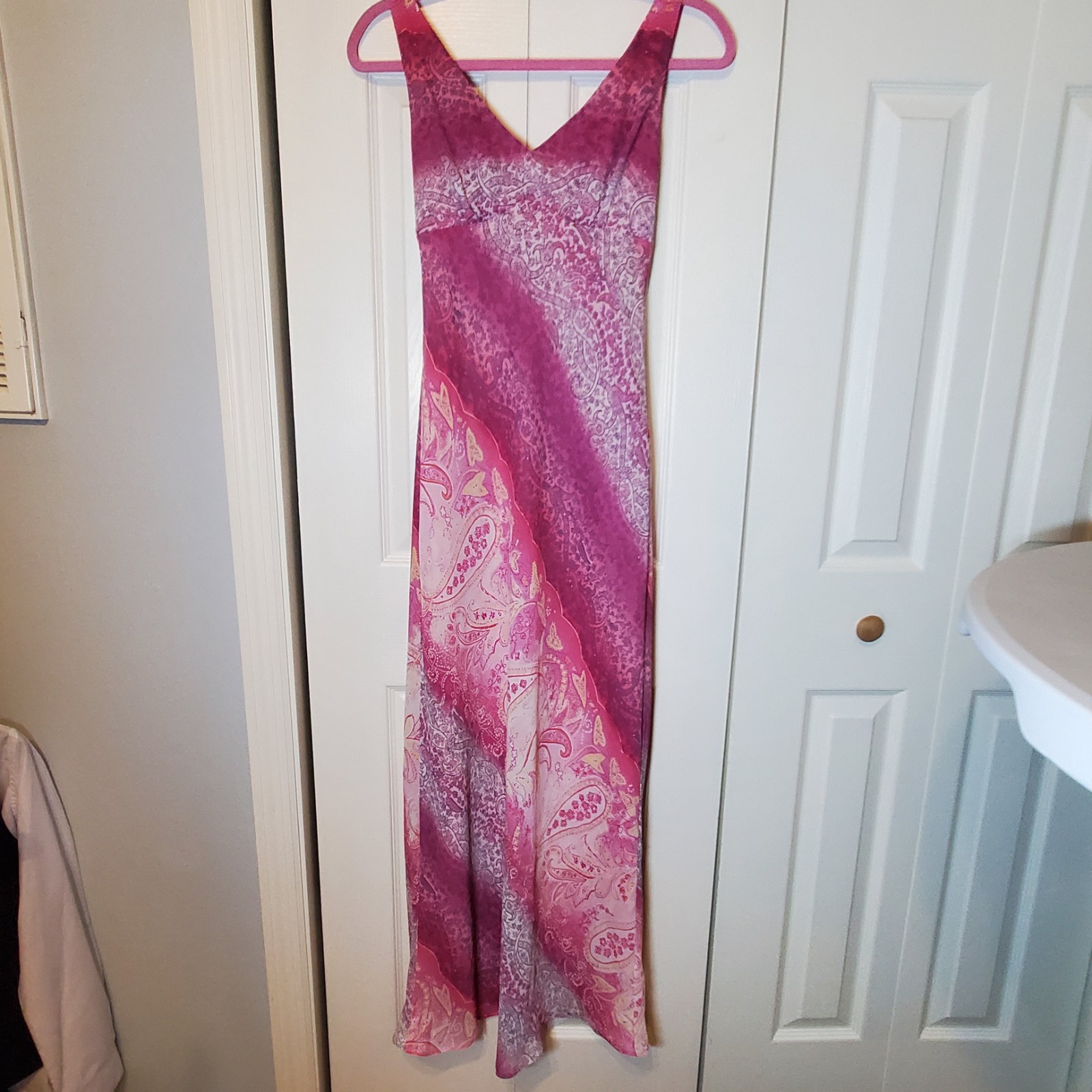 Sleeveless Dress with Paisley Flower Print Dark Pink.Pink.White Long Size ?