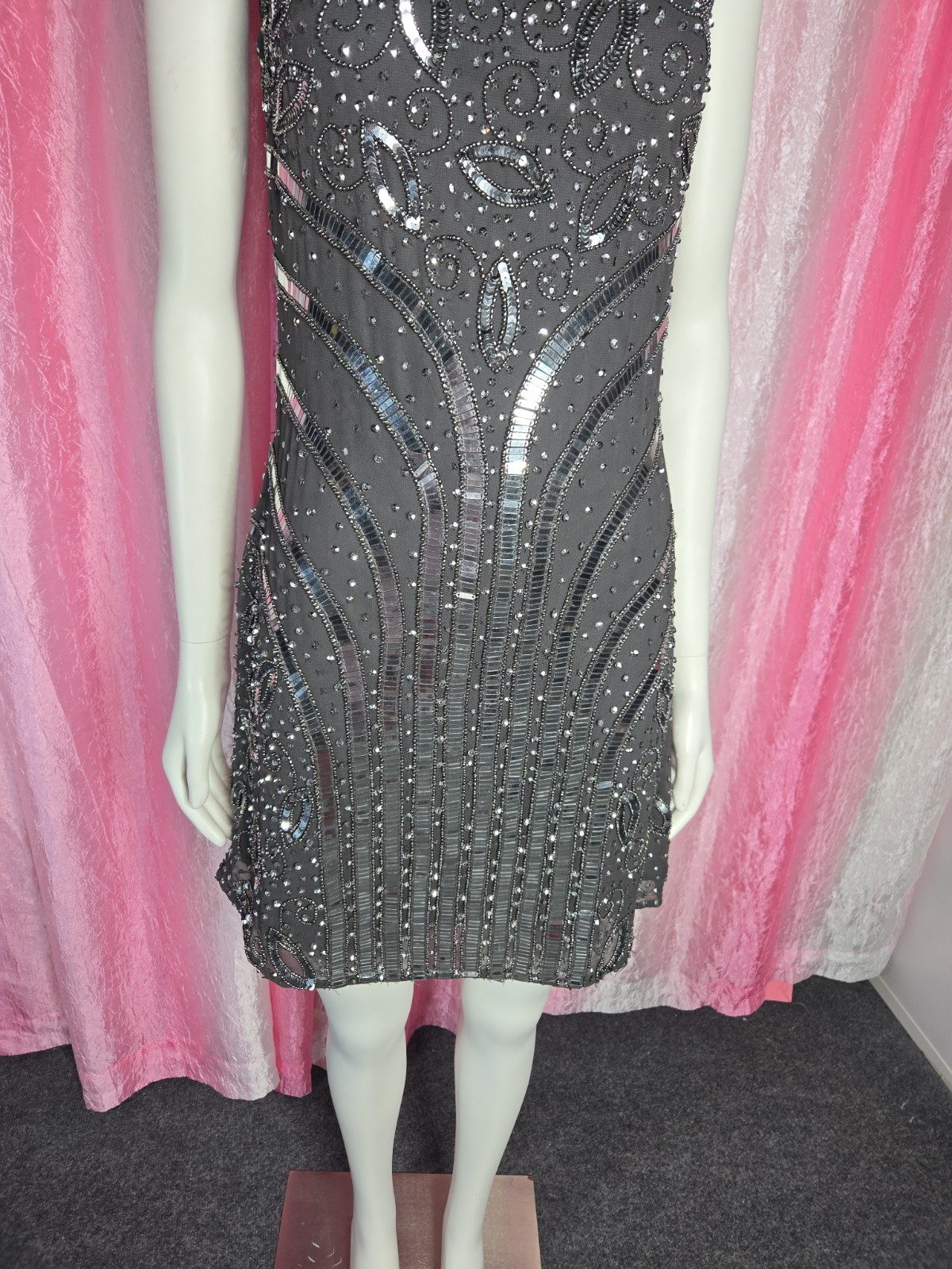 Frock and Frill Gray Exquisite Sequin Beaded Lined Cocktail Dress Size 6
