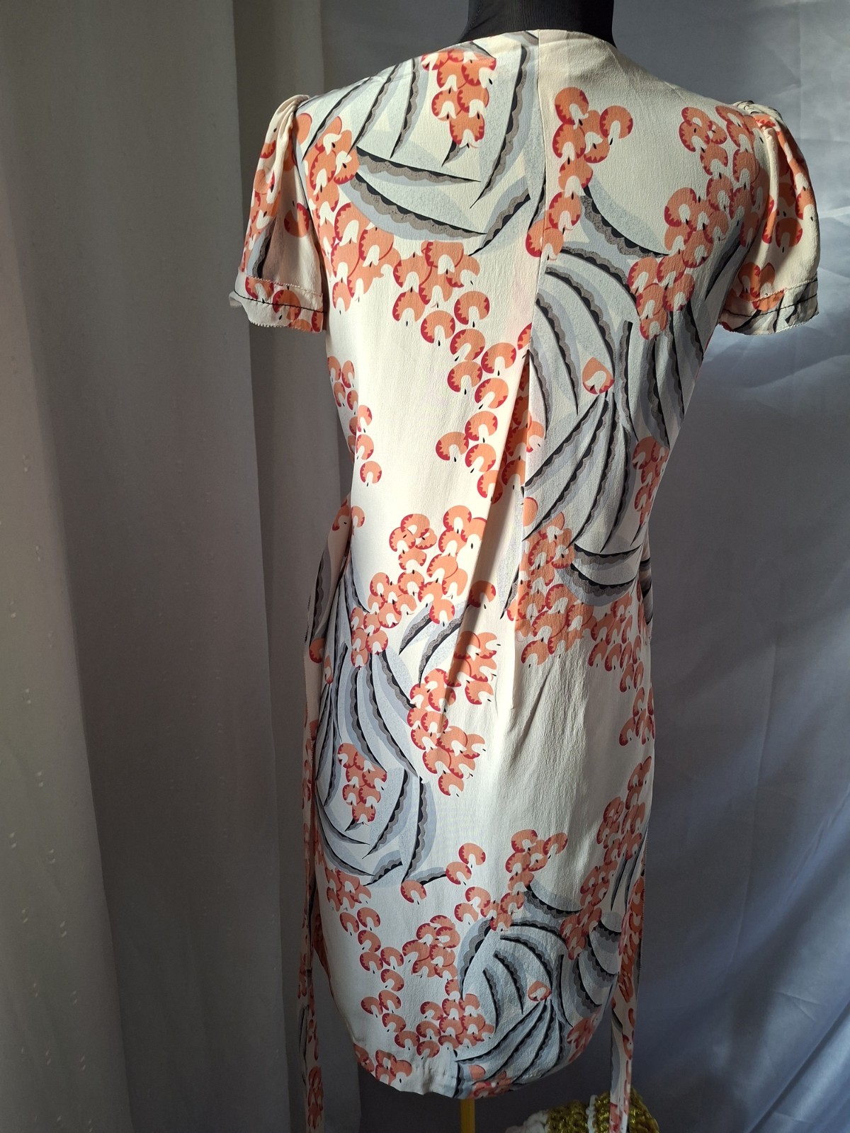 100% Silk Wrap Style Dress Cream Peach Art Print Belted V-Neck Short Sleeve Size