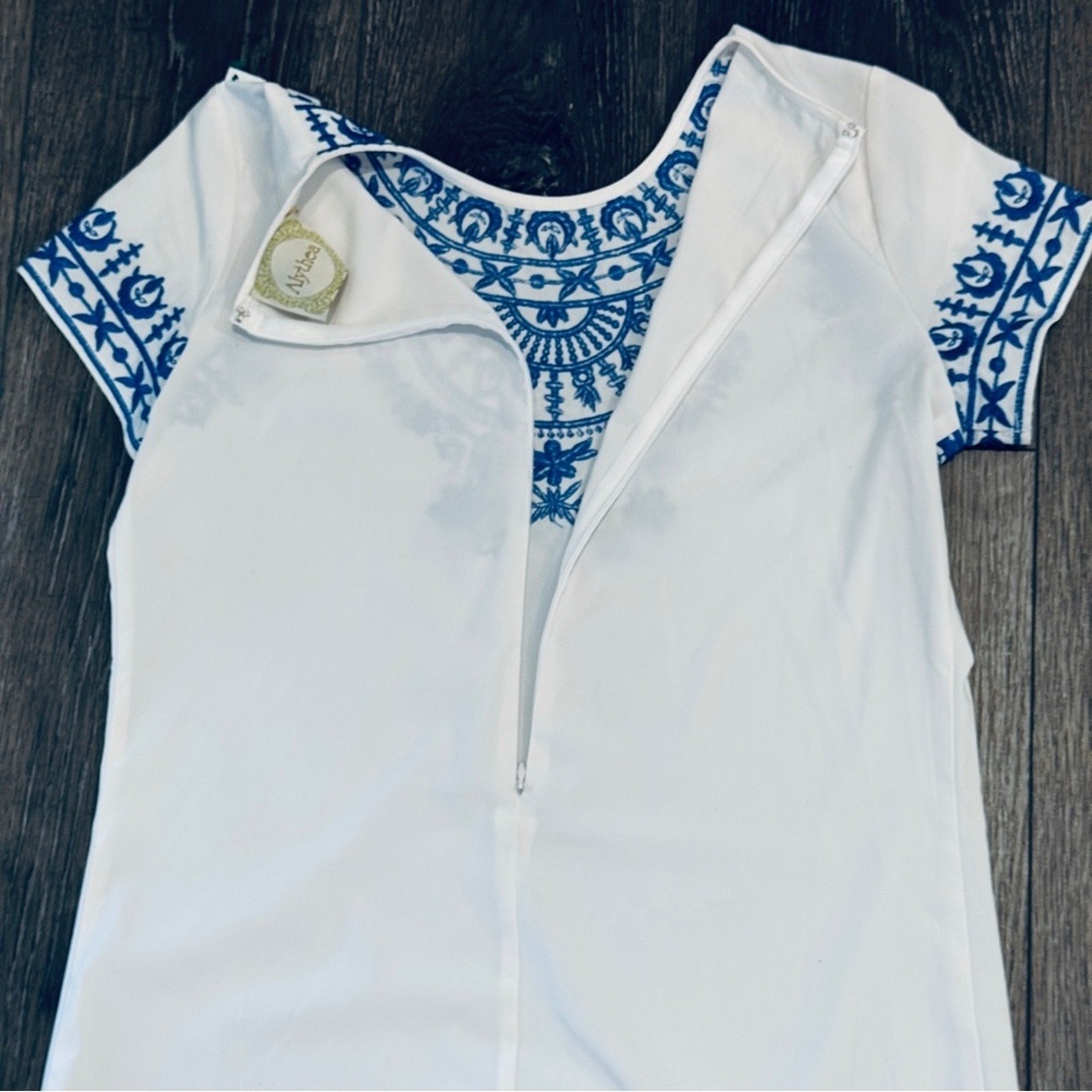 Alythea White & Blue Embroidered Shift Dress – Size Small