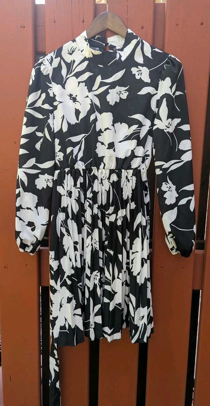 Women’s Floral Belted Pleated Dress Black And White Size Medium