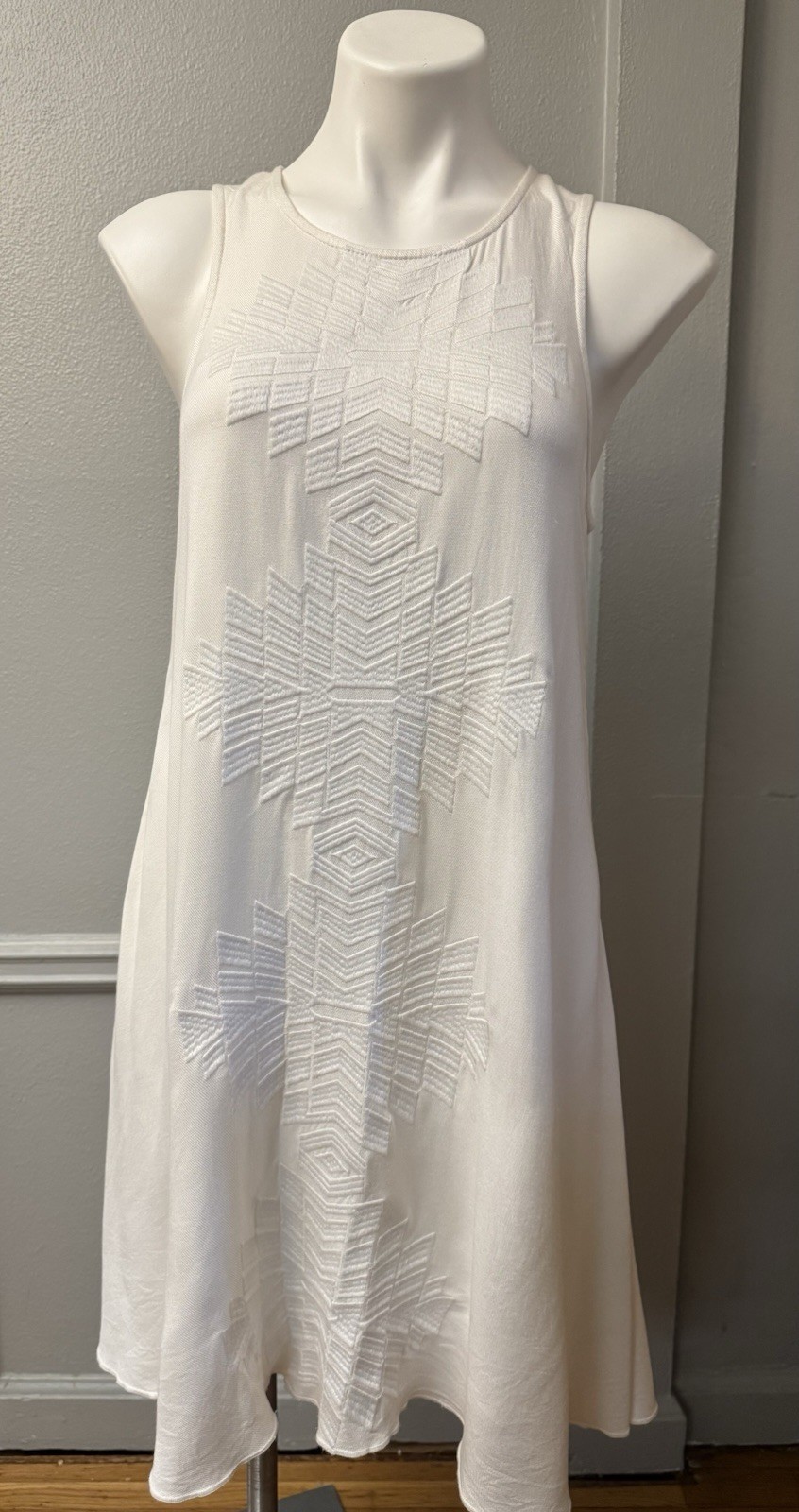Judith March White Sleeveless Round Neck Embroidered Tassel Tie Shift Dress M
