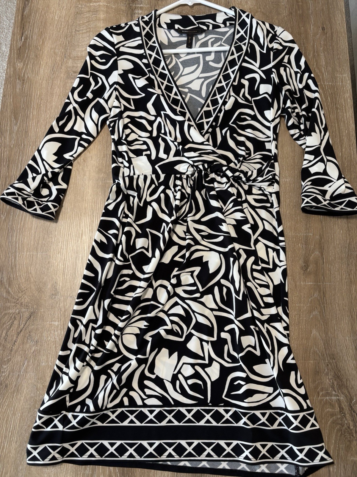 BCBGMAXAZRIA XS Black White Abstract Wrap Dress V-Neck 3/4 Twist Waist
