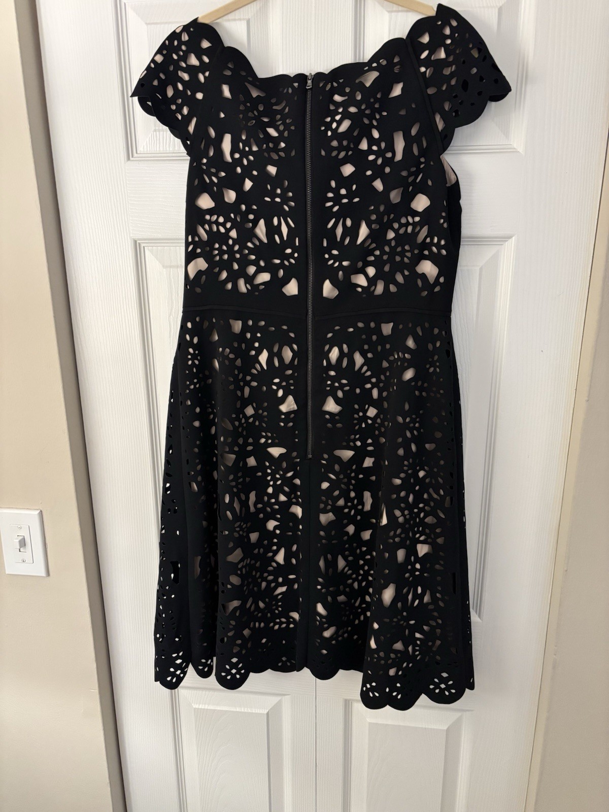 SHANI Black/Nude Cut-Out Off-Shoulder Short Sleeve A-Line Knee Dress 8