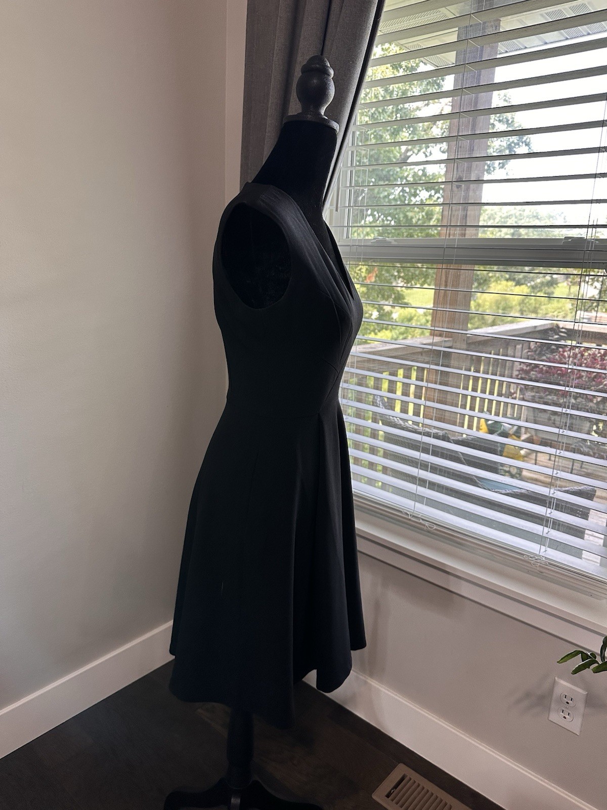 Women’s Black Solid V-Neck Sleeveless A-Line Knee Length Dress 2XS Regular