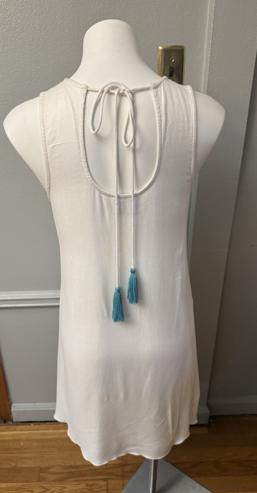 Judith March White Sleeveless Round Neck Embroidered Tassel Tie Shift Dress M