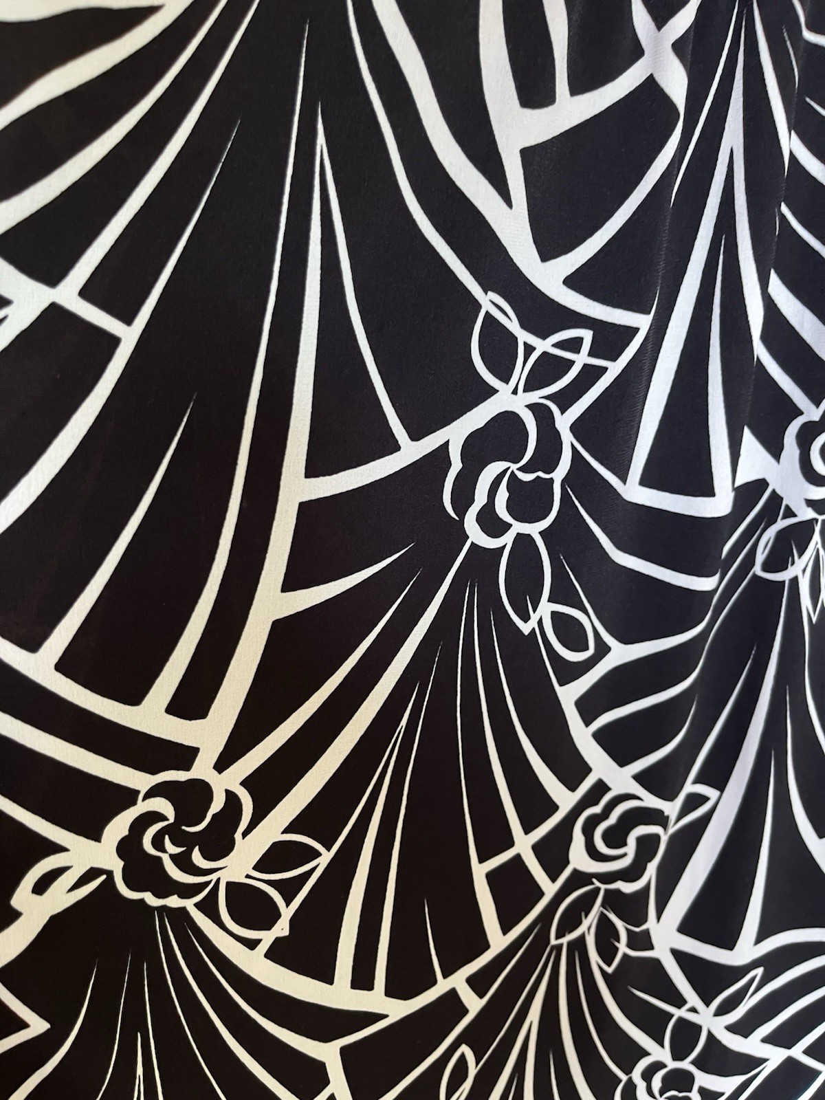 V/Cross Over Top Black & Cream Print Shift Dress. Size 18