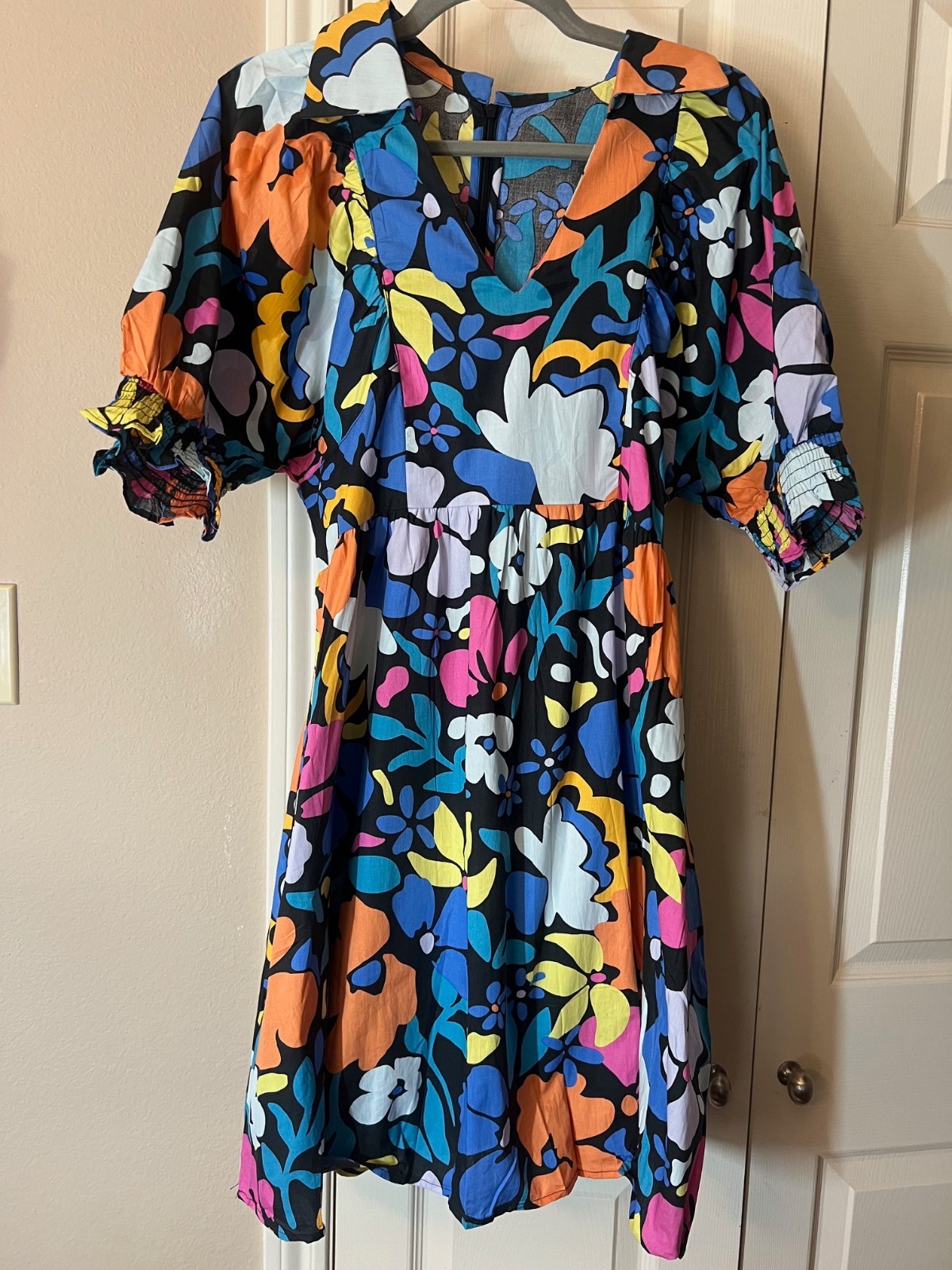 Women’s Colorful Floral Print Dress – Puff Sleeve Collared V-Neck – Medium